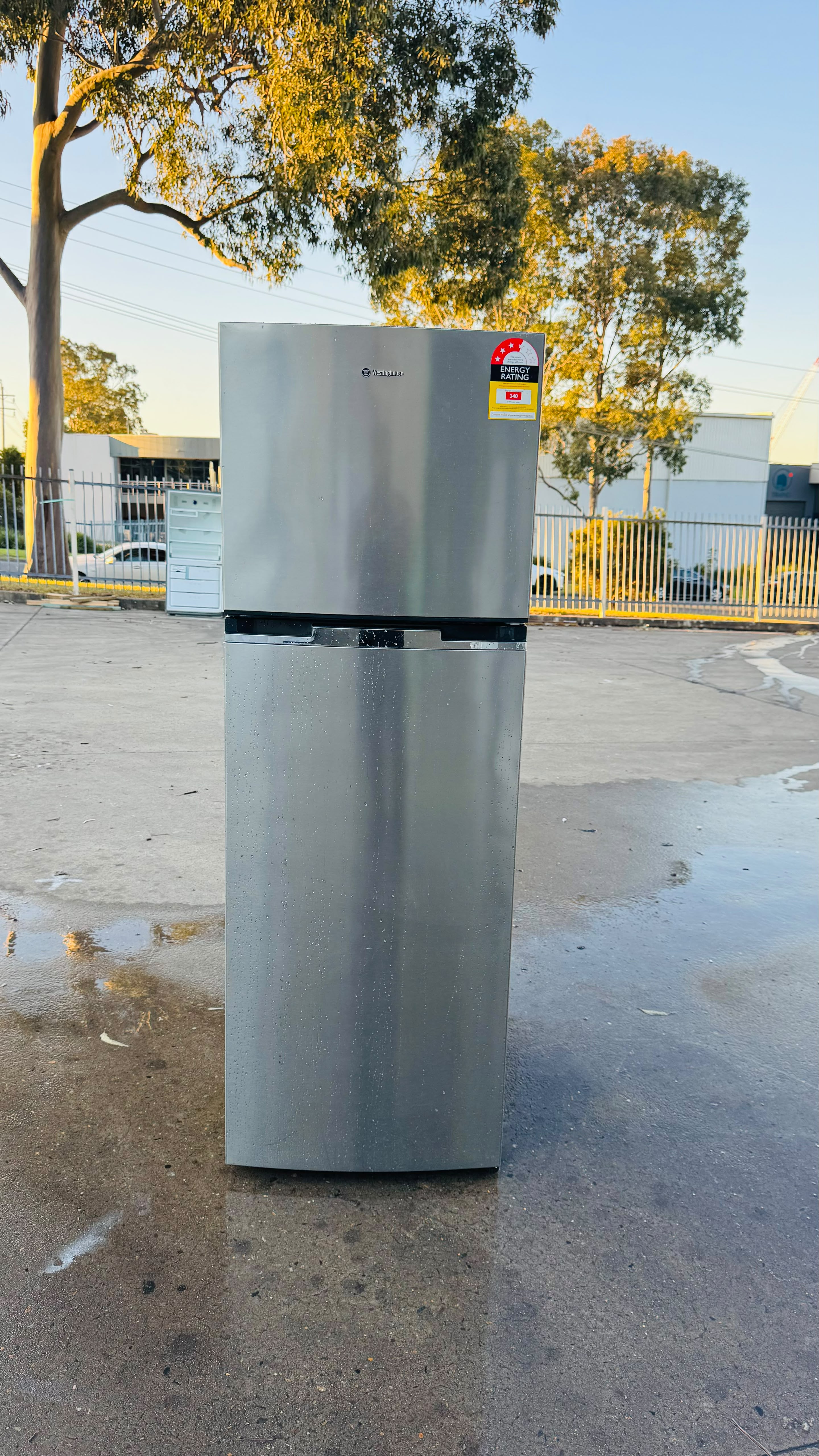 WESTINGHOUSE 370 LITRES FRIDGE FREEZER