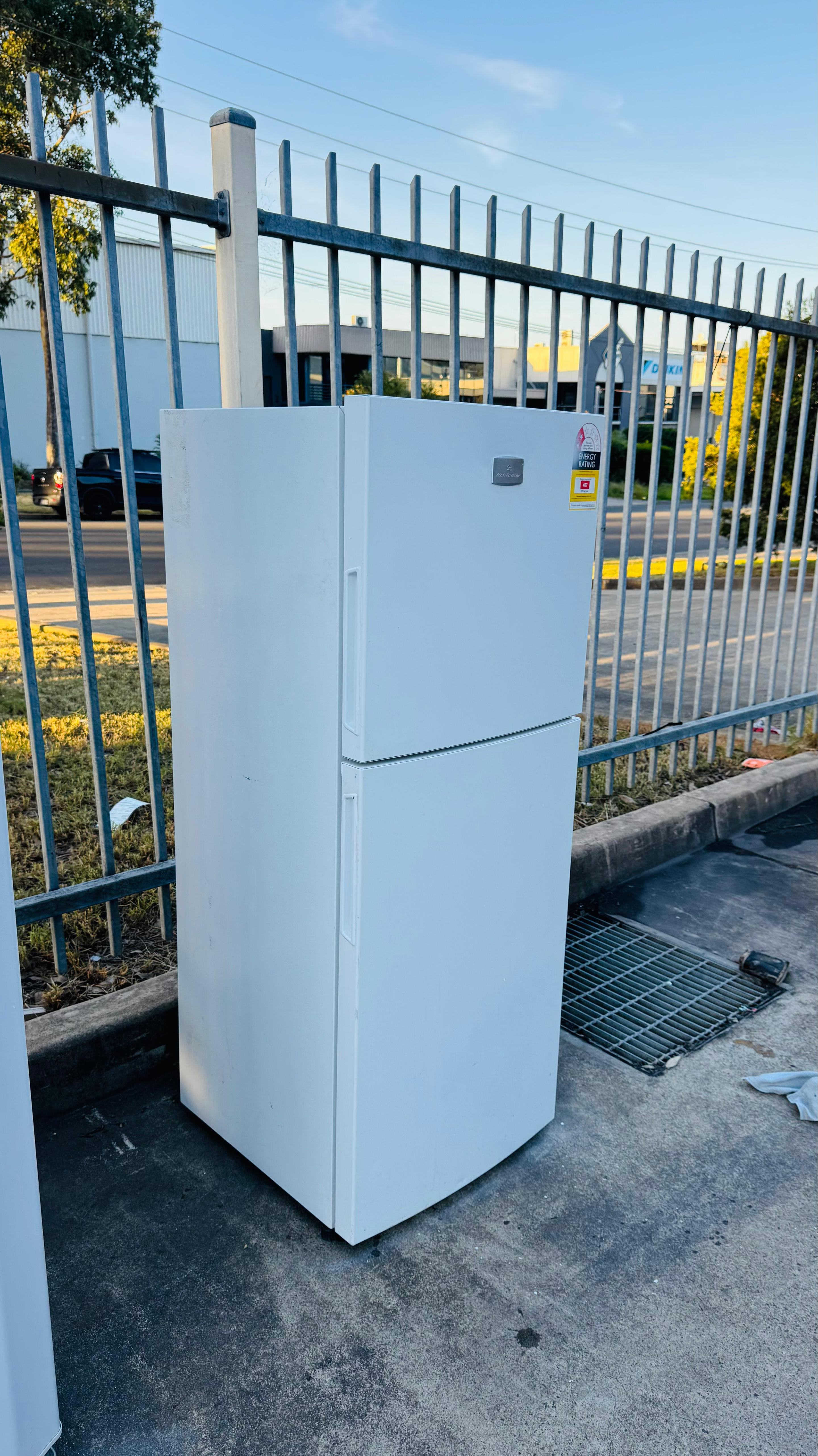 KELVINATOR 231 LITRES FRIDGE FREEZER