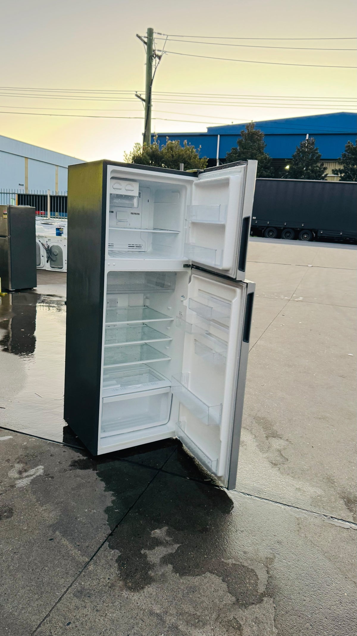 WESTINGHOUSE 339 LITRES FRIDGE FREEZER