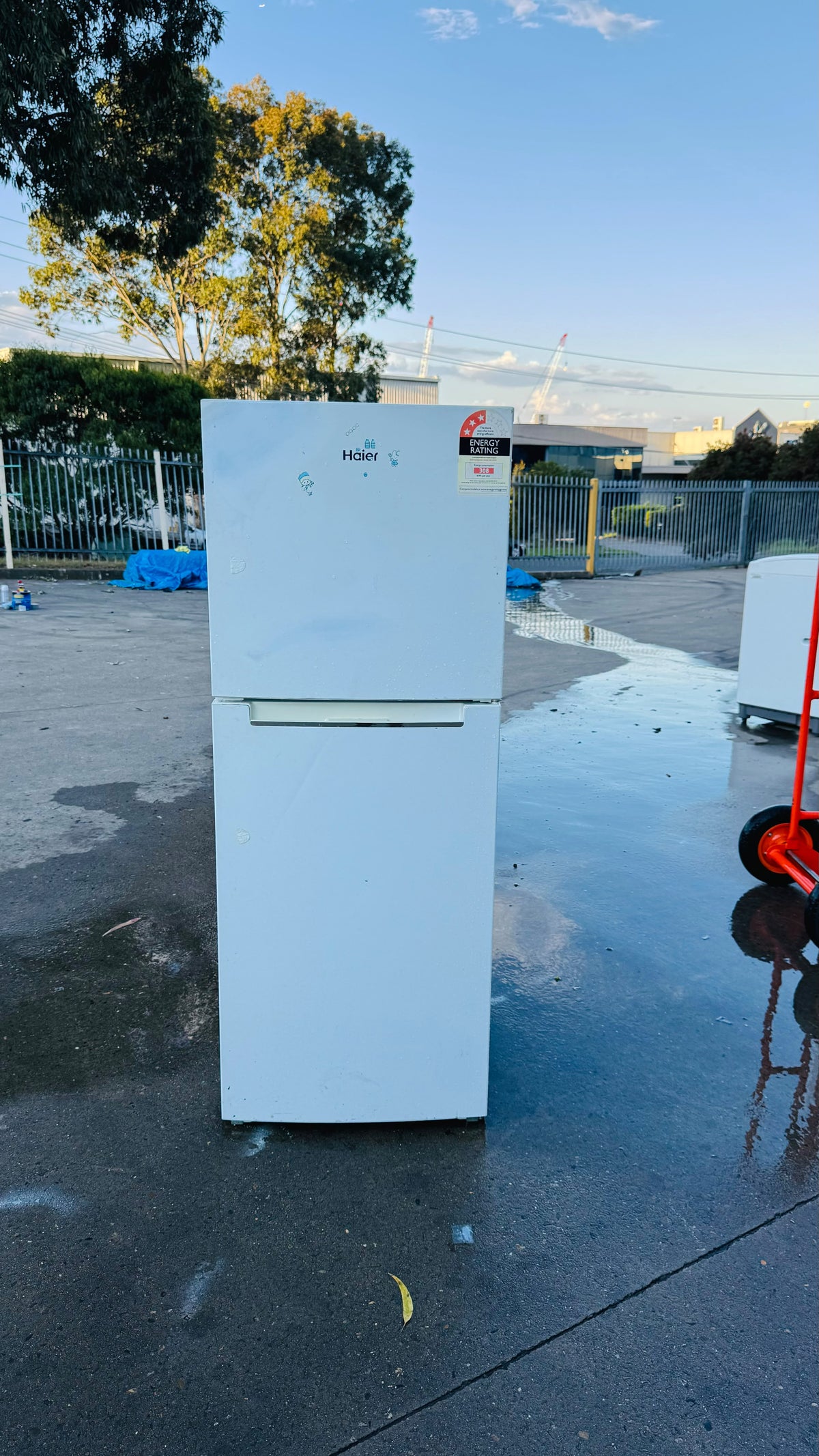 HAIER 220 LITRES FRIDGE FREEZER