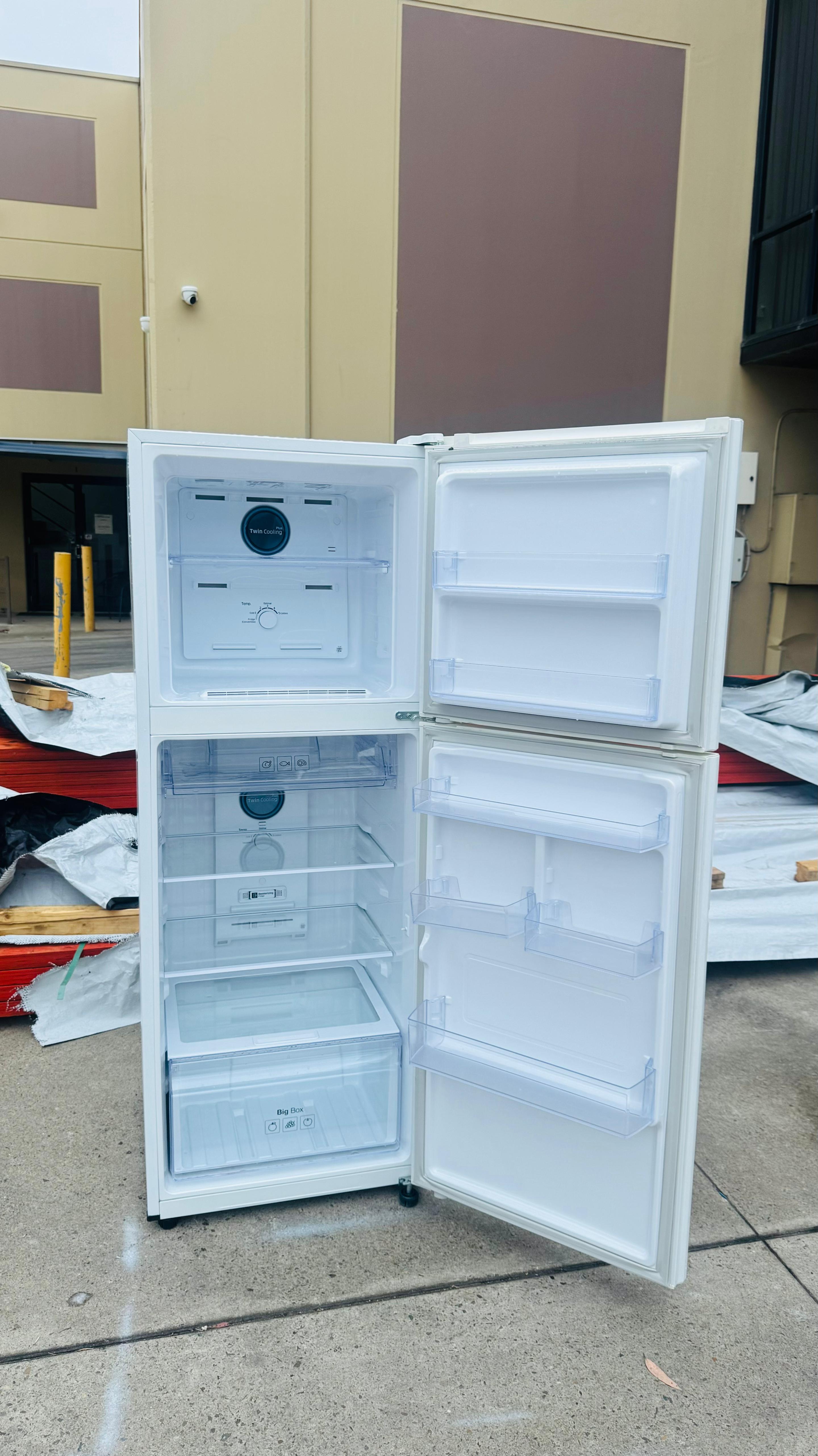 SAMSUNG 318 LITRES FRIDGE FREEZER