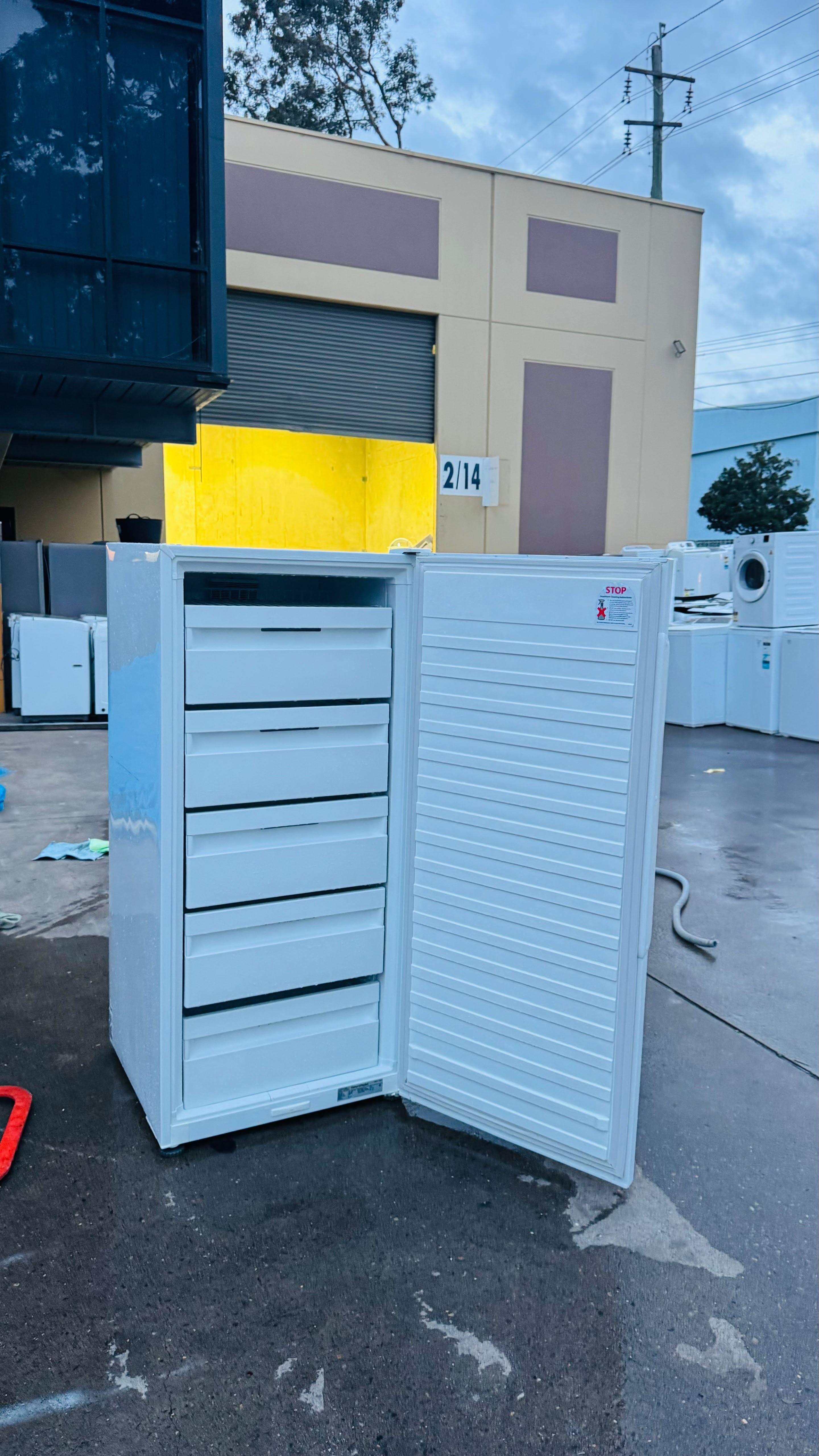 FISHER AND PAYKEL 304 LITRES FREEZER ONLY