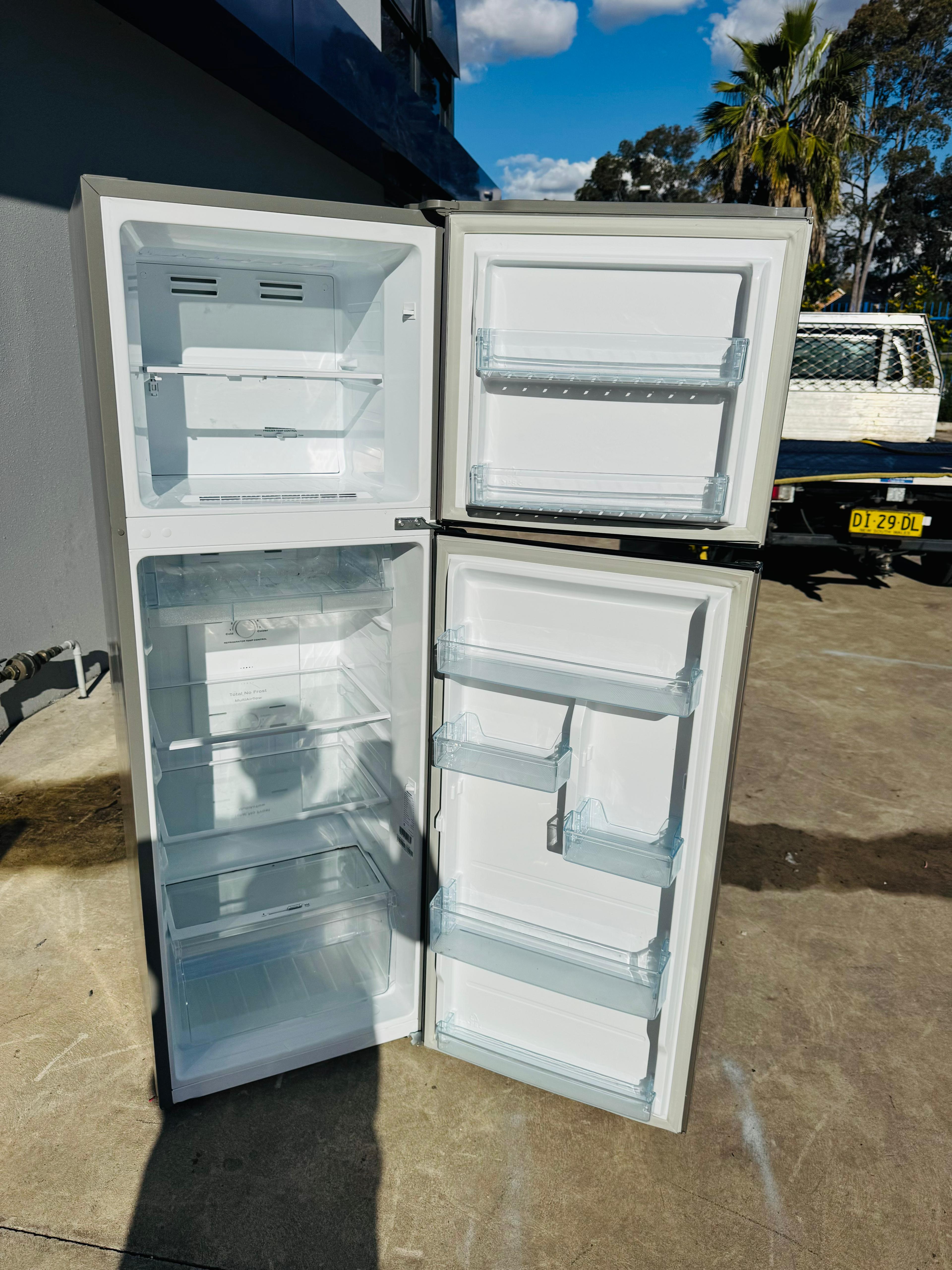 **HISENSE 272 LITRES FRIDGE FREEZER & SAMSUNG 8KGS TOP LOADER WASHING MACHINE COMBO PACKAGE DEAL**