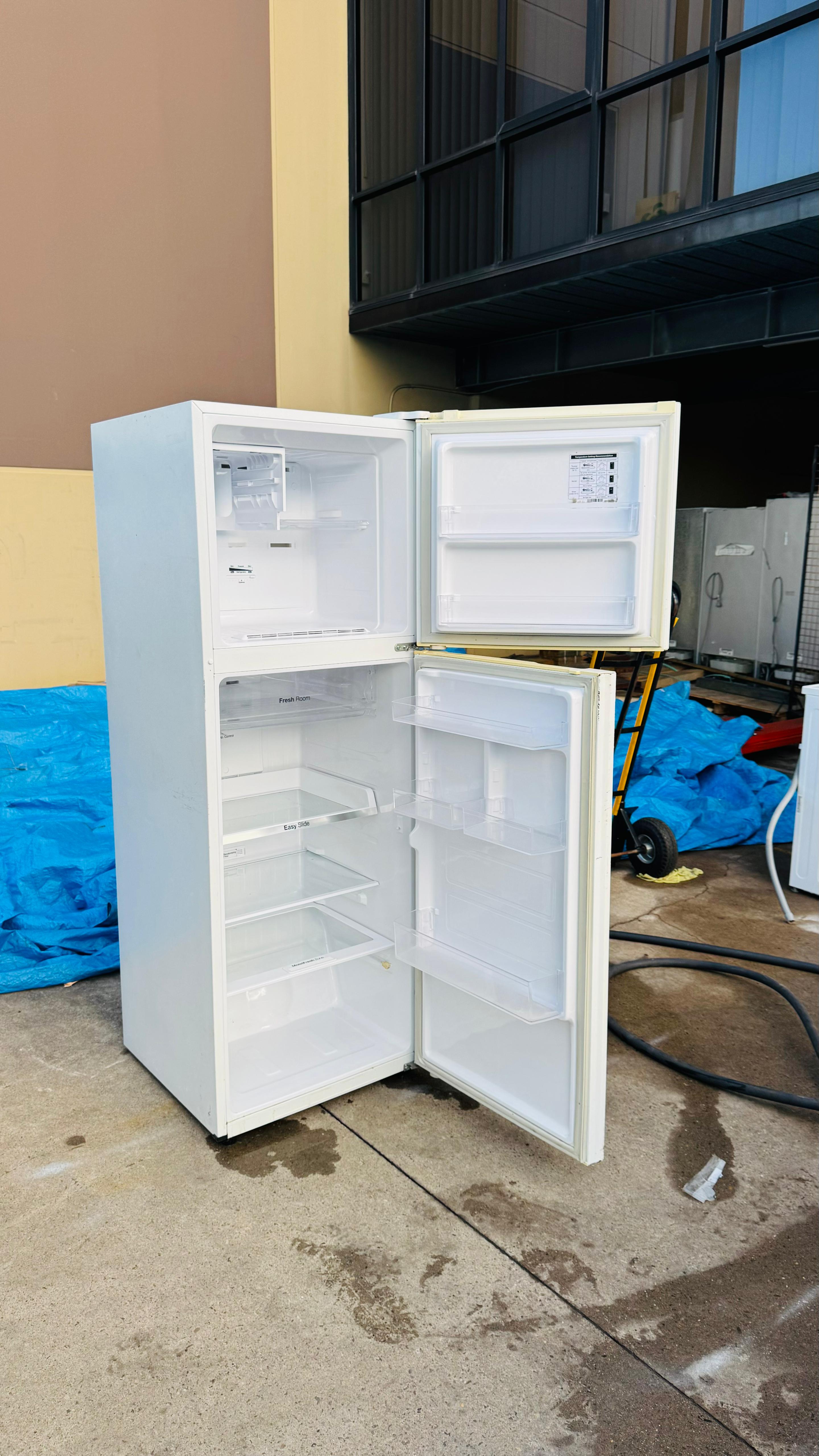 SAMSUNG 341 LITRES FRIDGE FREEZER