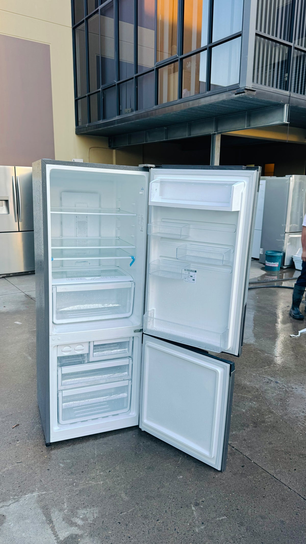 WESTINGHOUSE 340 LITRES FRIDGE FREEZER