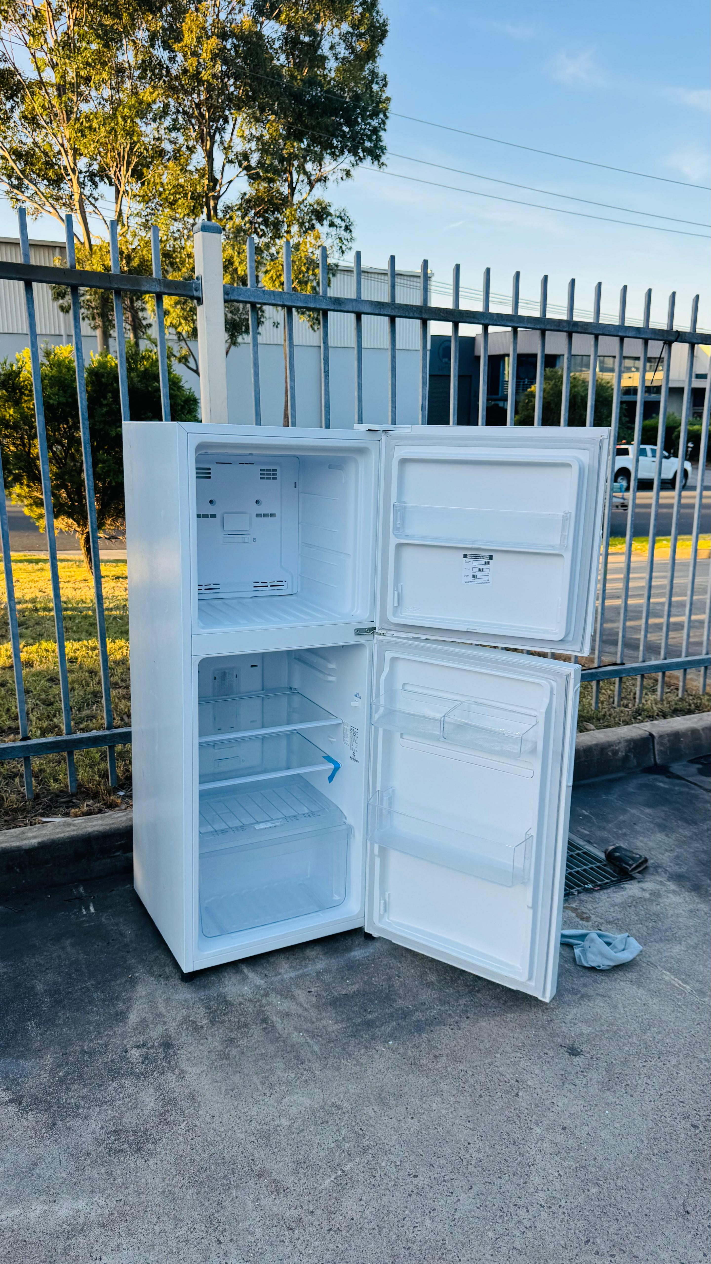 KELVINATOR 231 LITRES FRIDGE FREEZER