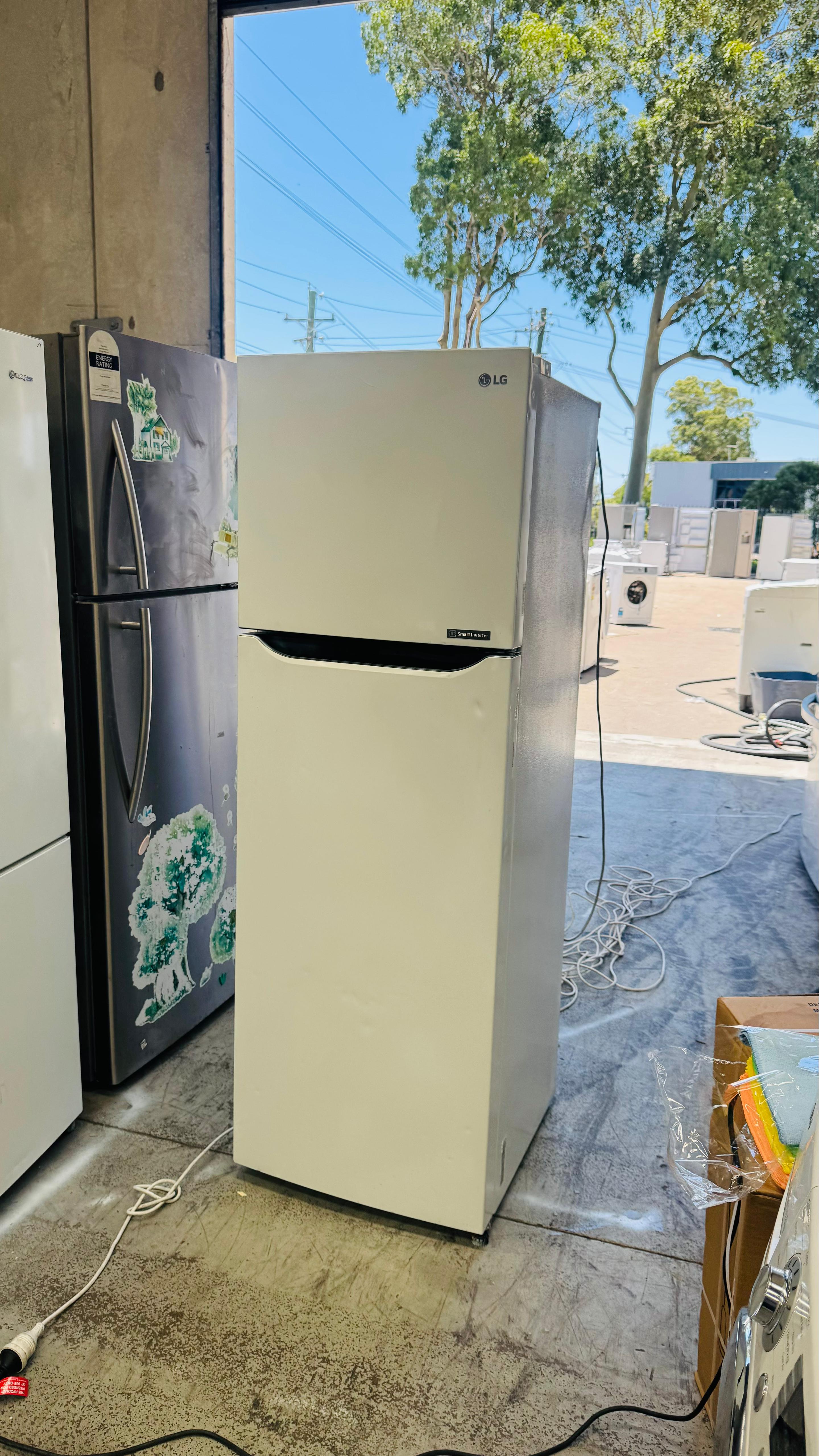 LG 279 LITRES FRIDGE FREEZER