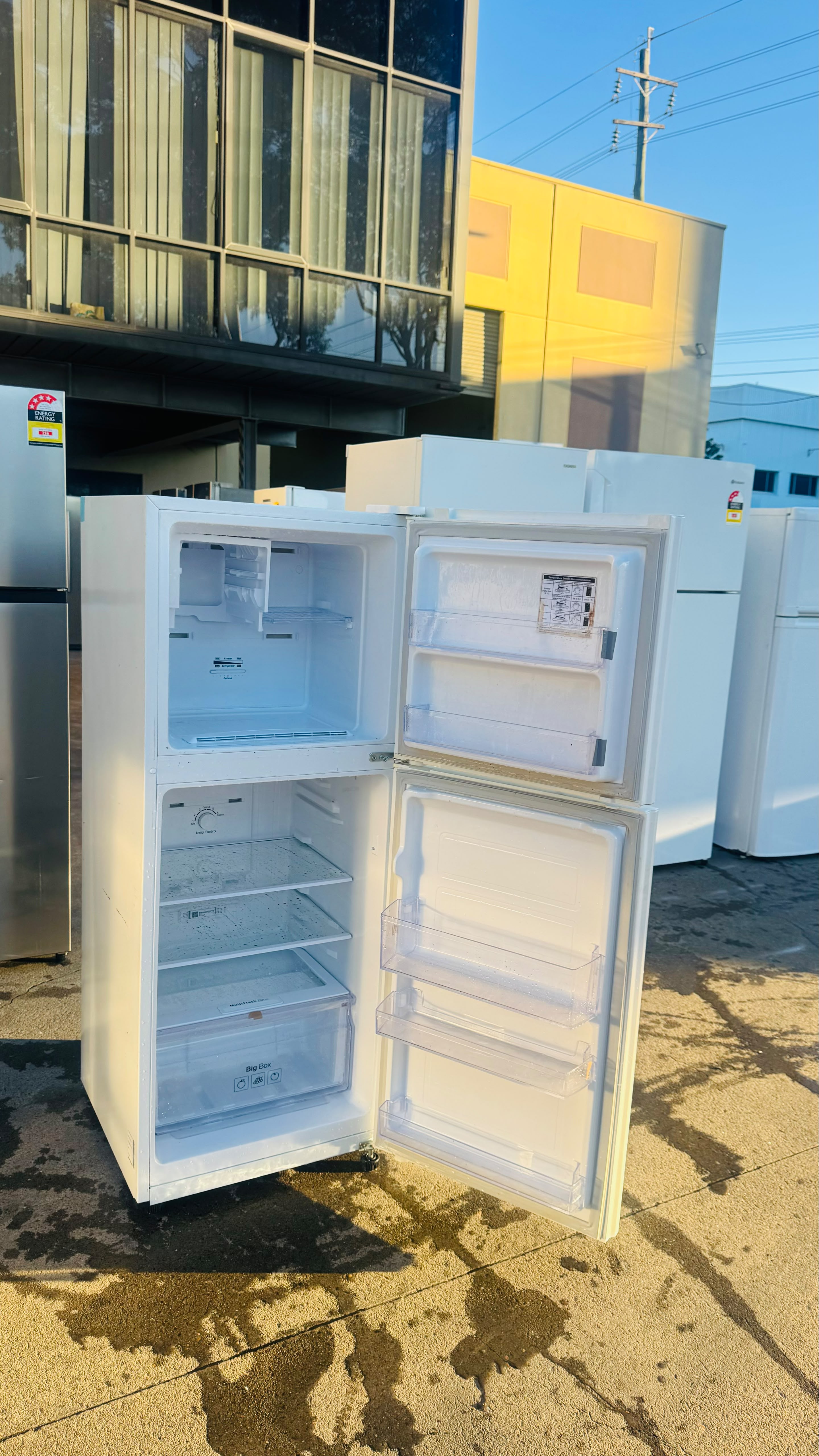 SAMSUNG 255 LITRES FRIDGE FREEZER