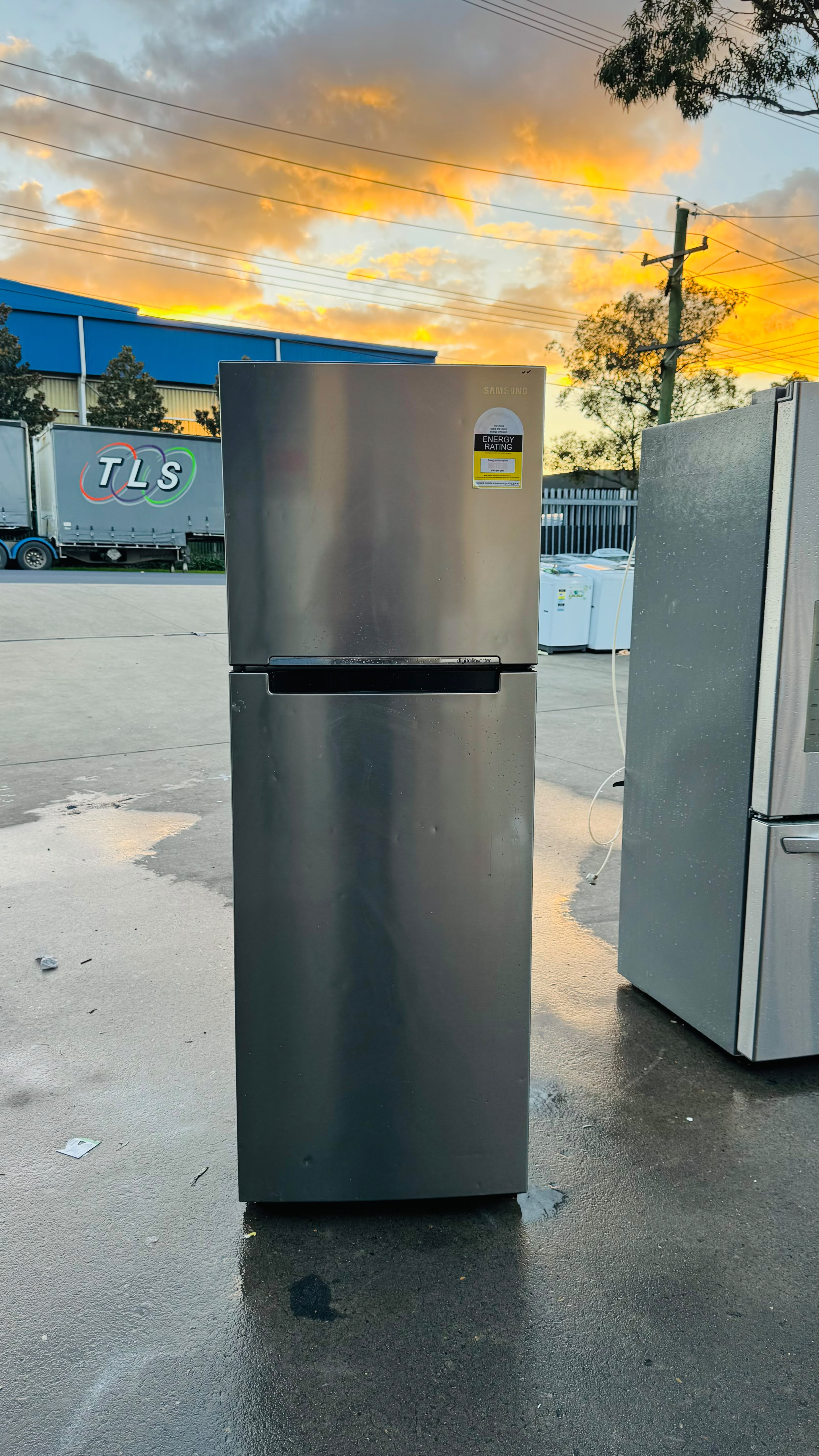 SAMSUNG 341 LITRES FRIDGE FREEZER