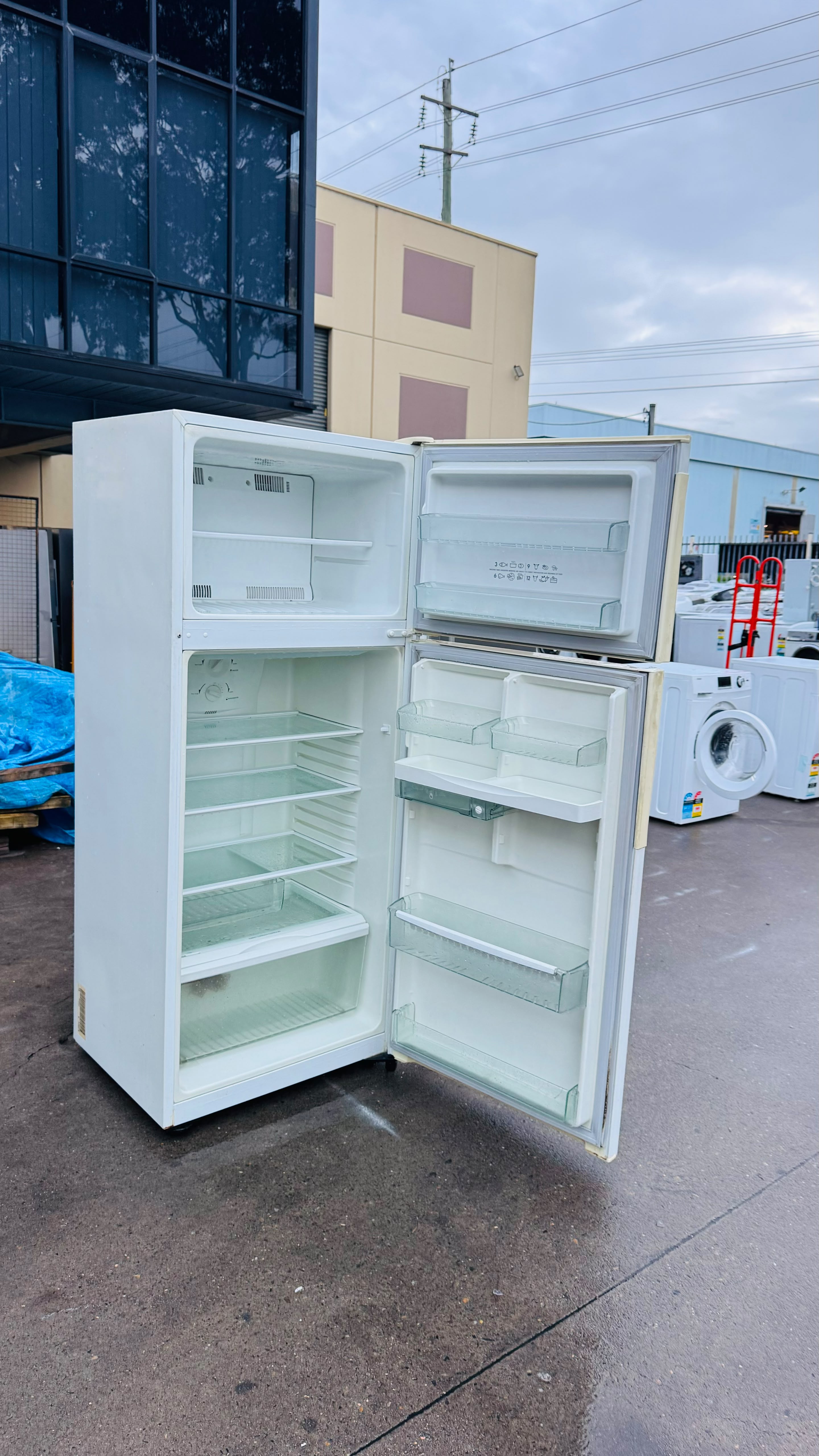 WESTINGHOUSE 393 LITRES FRIDGE FREEZER