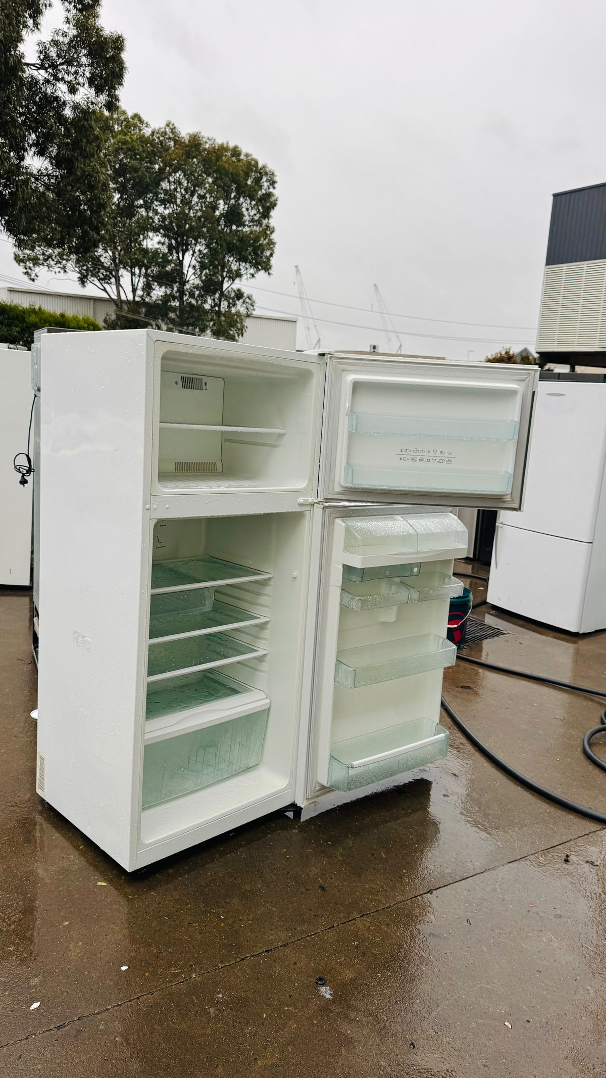 WESTINGHOUSE 420 LITRES FRIDGE FREEZER