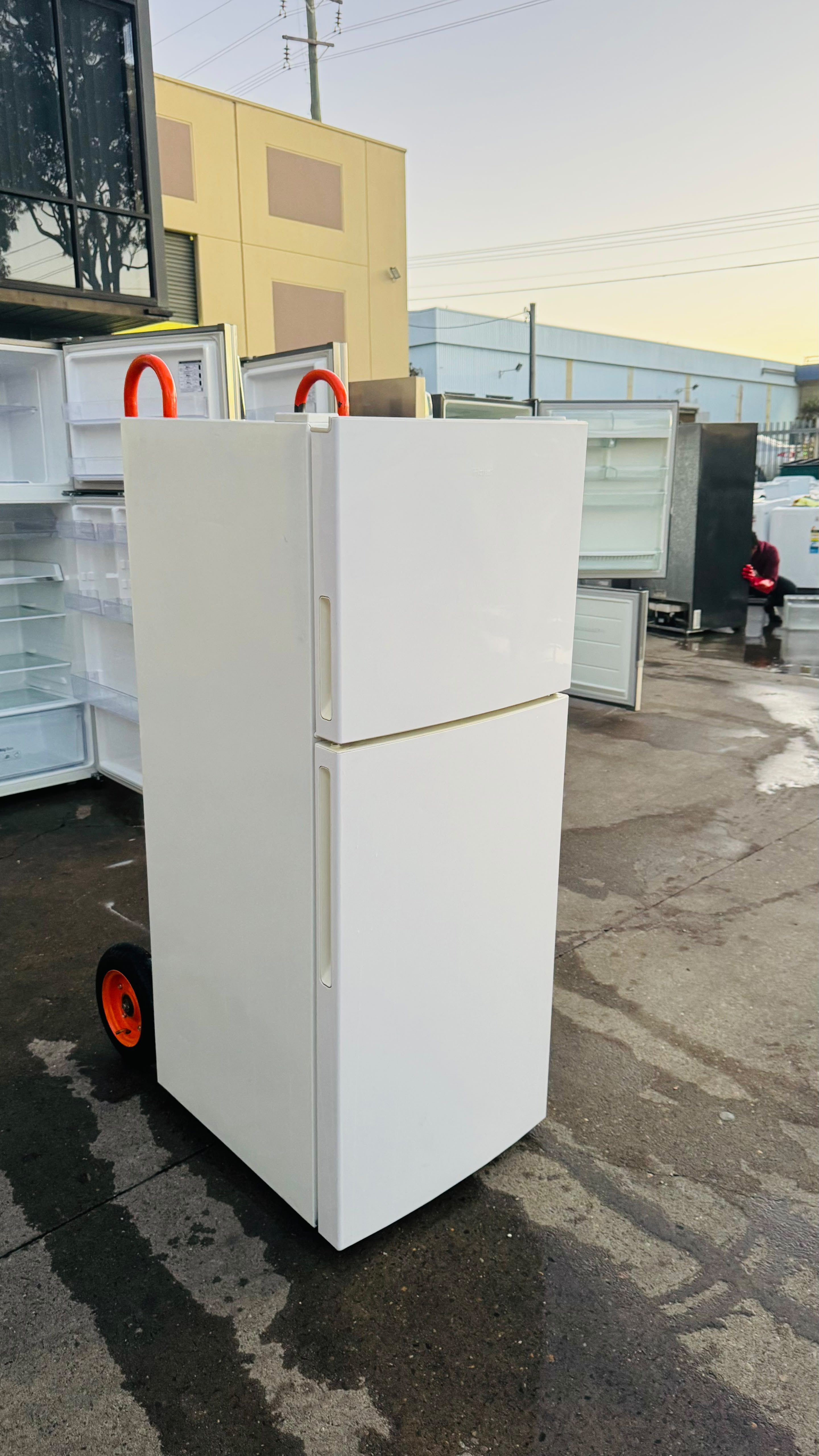 HAIER 224 LITRES FRIDGE FREEZER