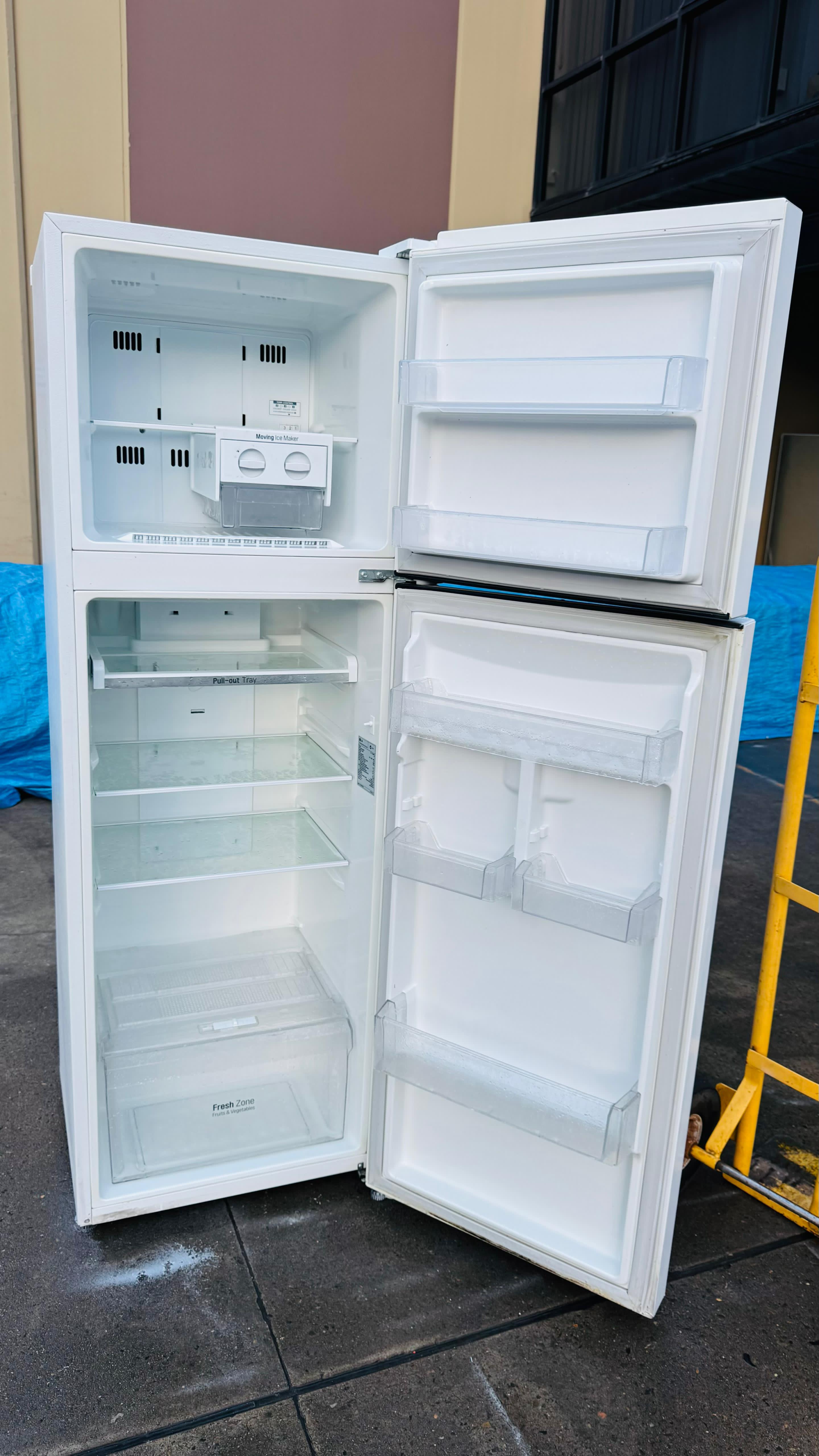 LG 279 LITRES FRIDGE FREEZER