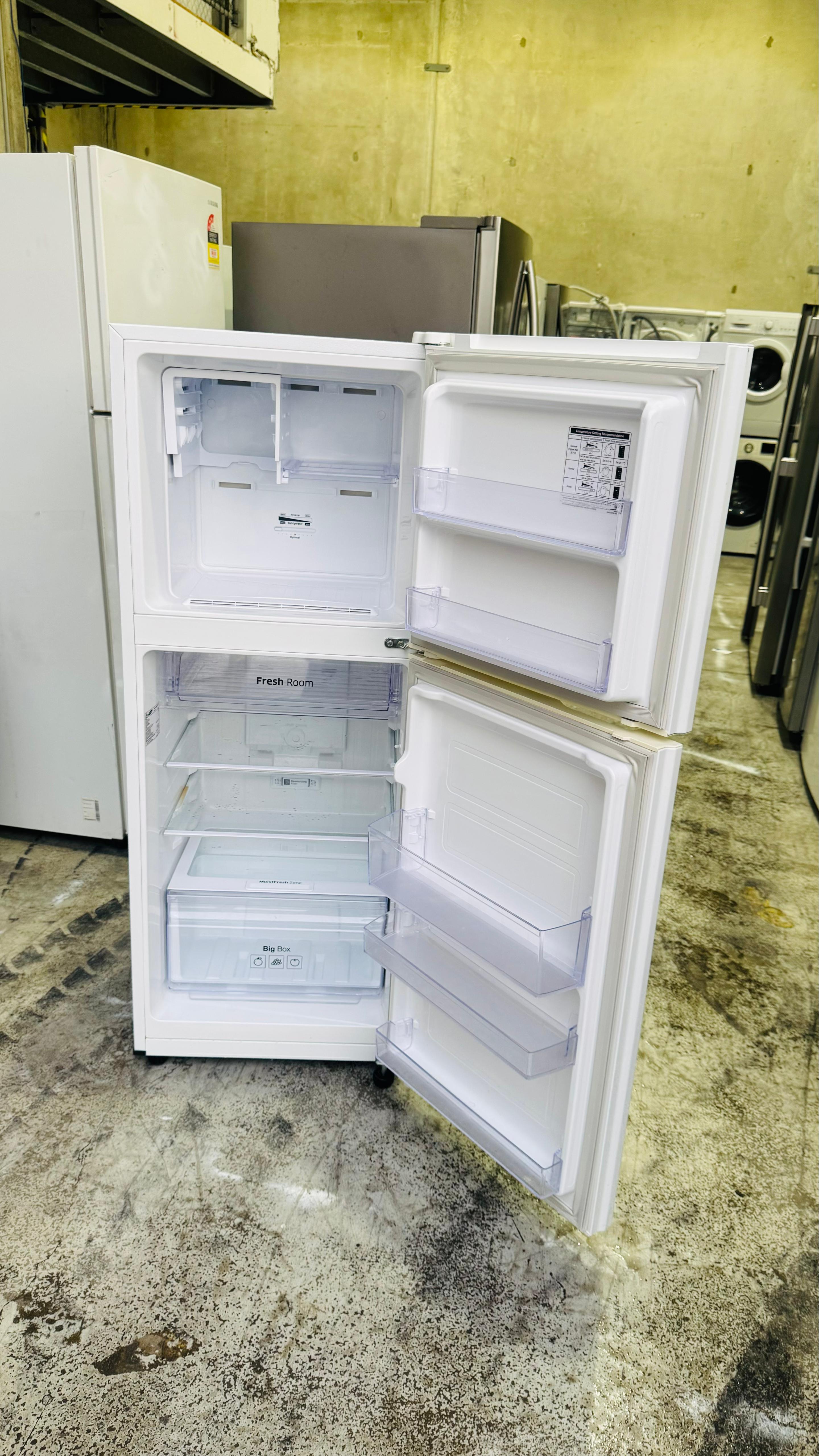 SAMSUNG 228 LITRES FRIDGE FREEZER