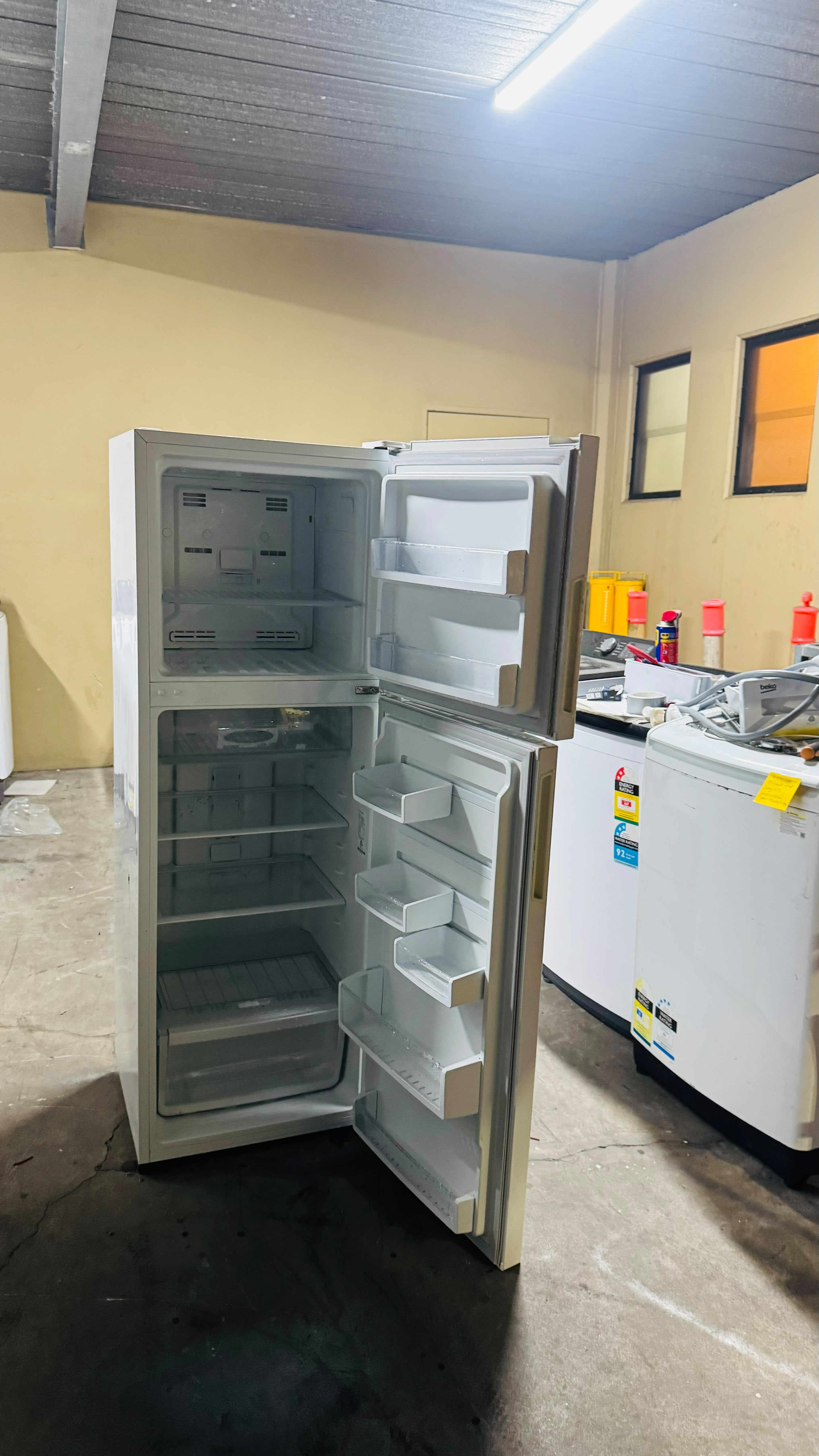 WESTINGHOUSE 275 LITRES FRIDGE FREEZER
