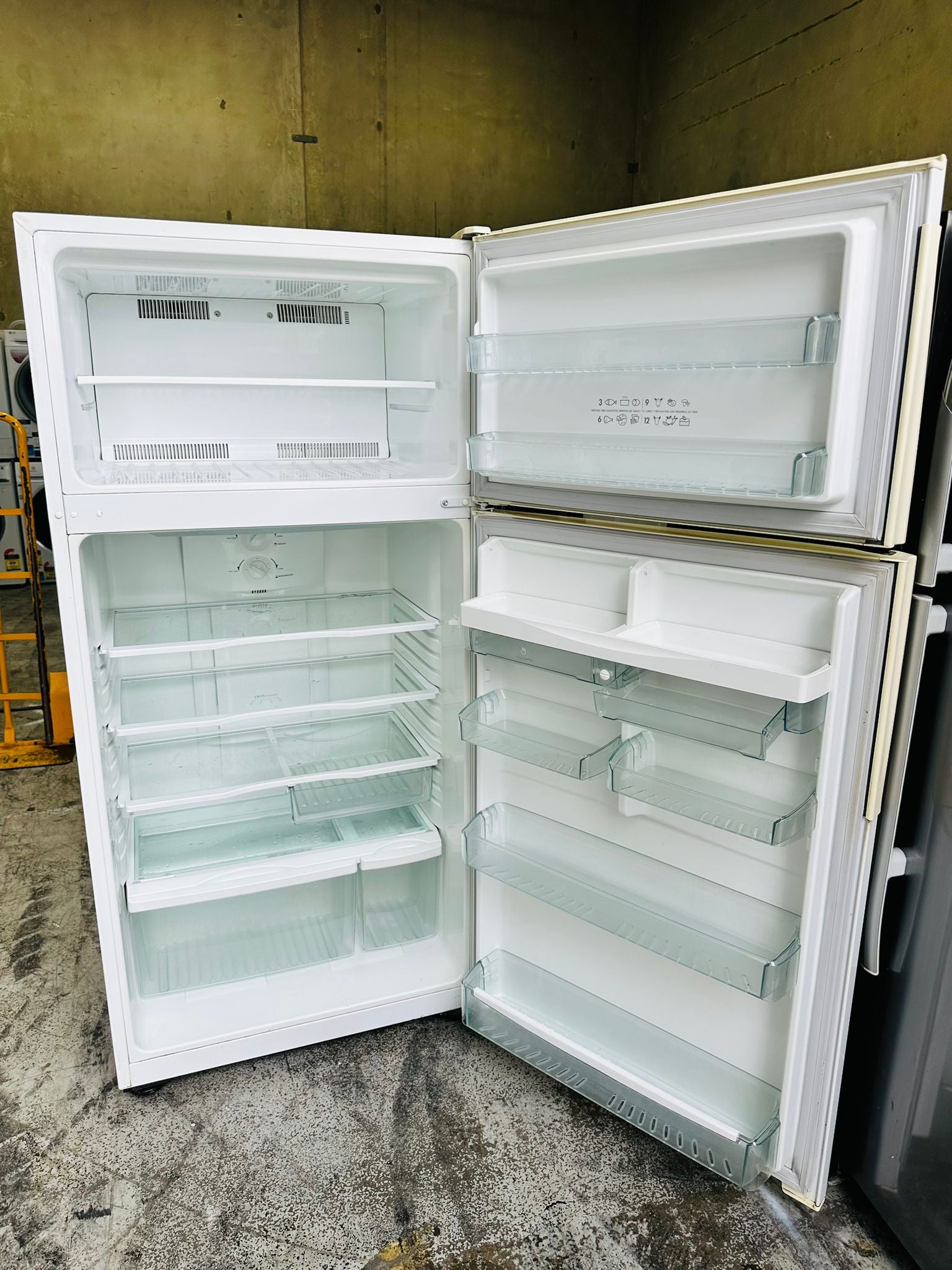 WESTINGHOUSE 517 LITRES FRIDGE FREEZER