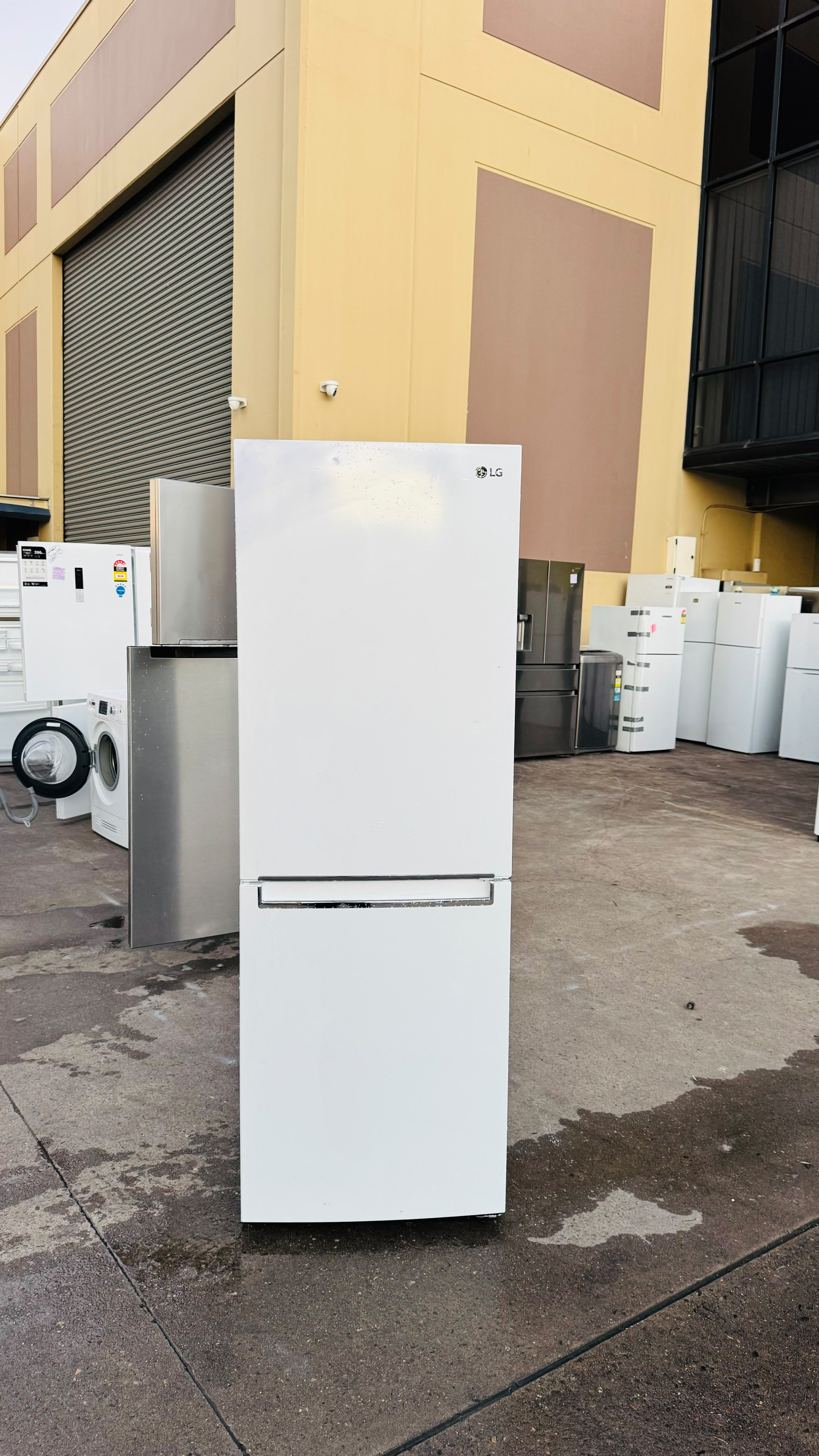LG 335 LITRES FRIDGE FREEZER