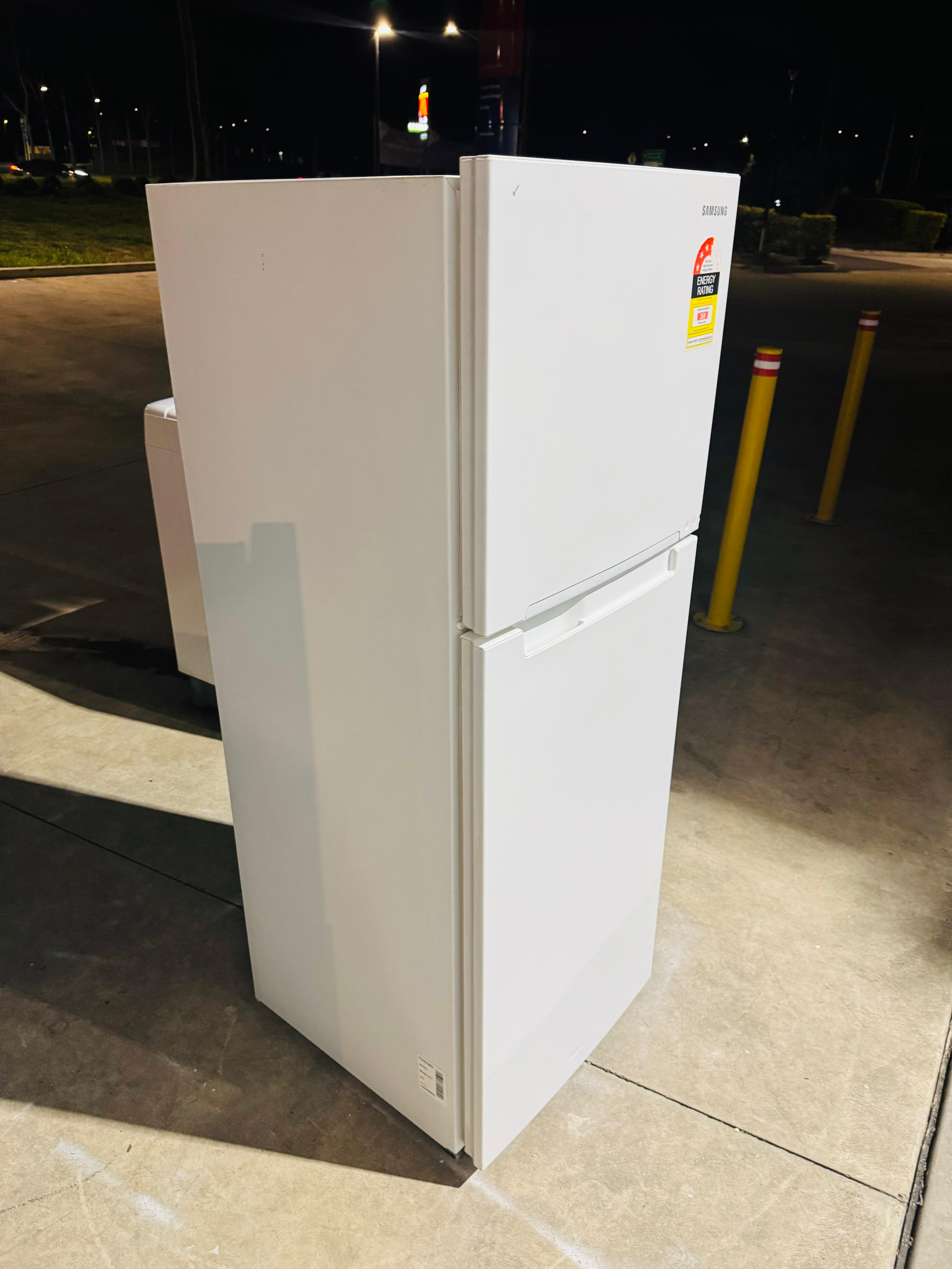 SAMSUNG 255 LITRES FRIDGE FREEZER & LG 7.5 KGS TOP LOADER WASHING MACHINE COMBO PACKAGE DEAL