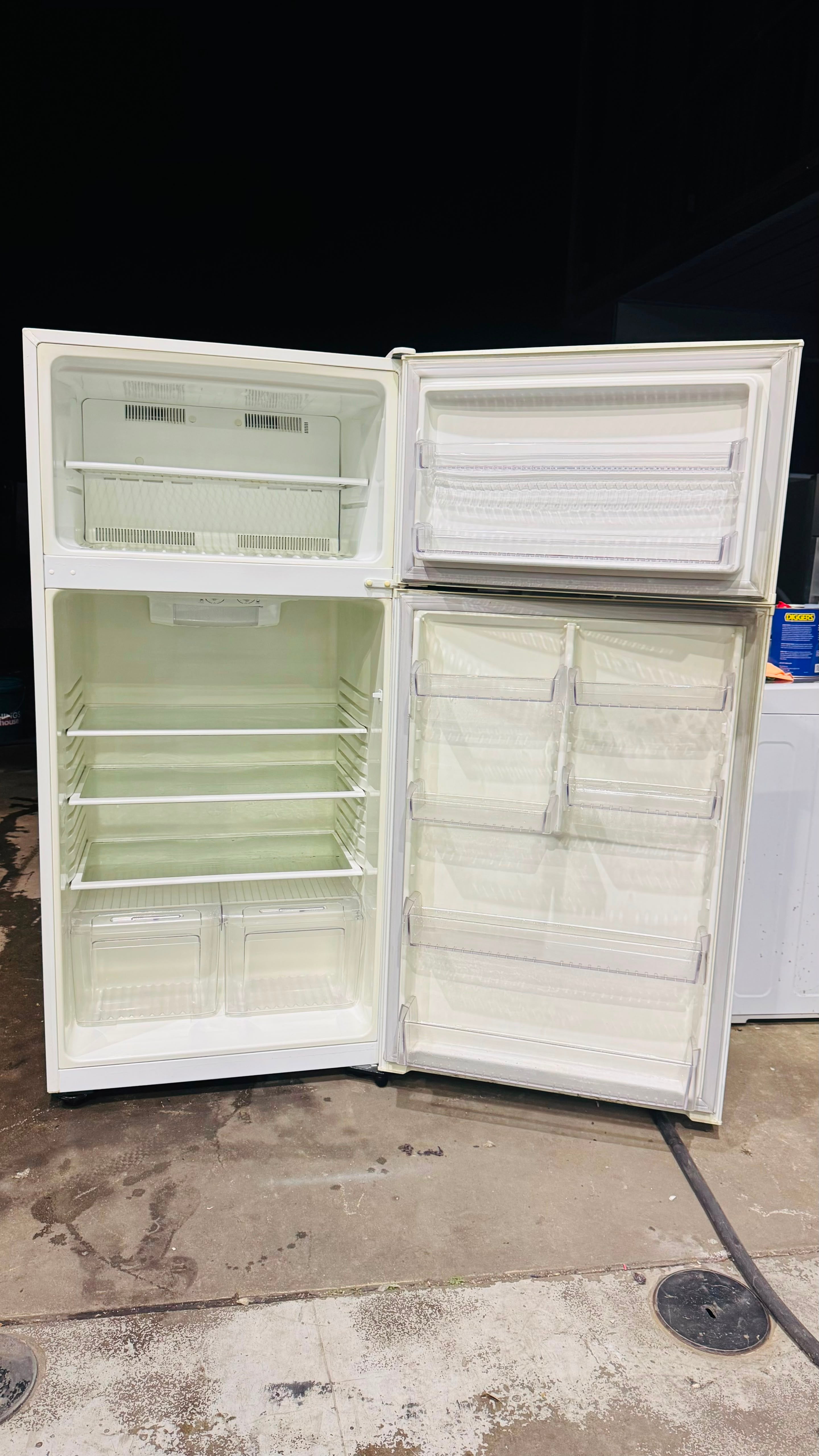 KELVINATOR 520 LITRES FRIDGE FREEZER