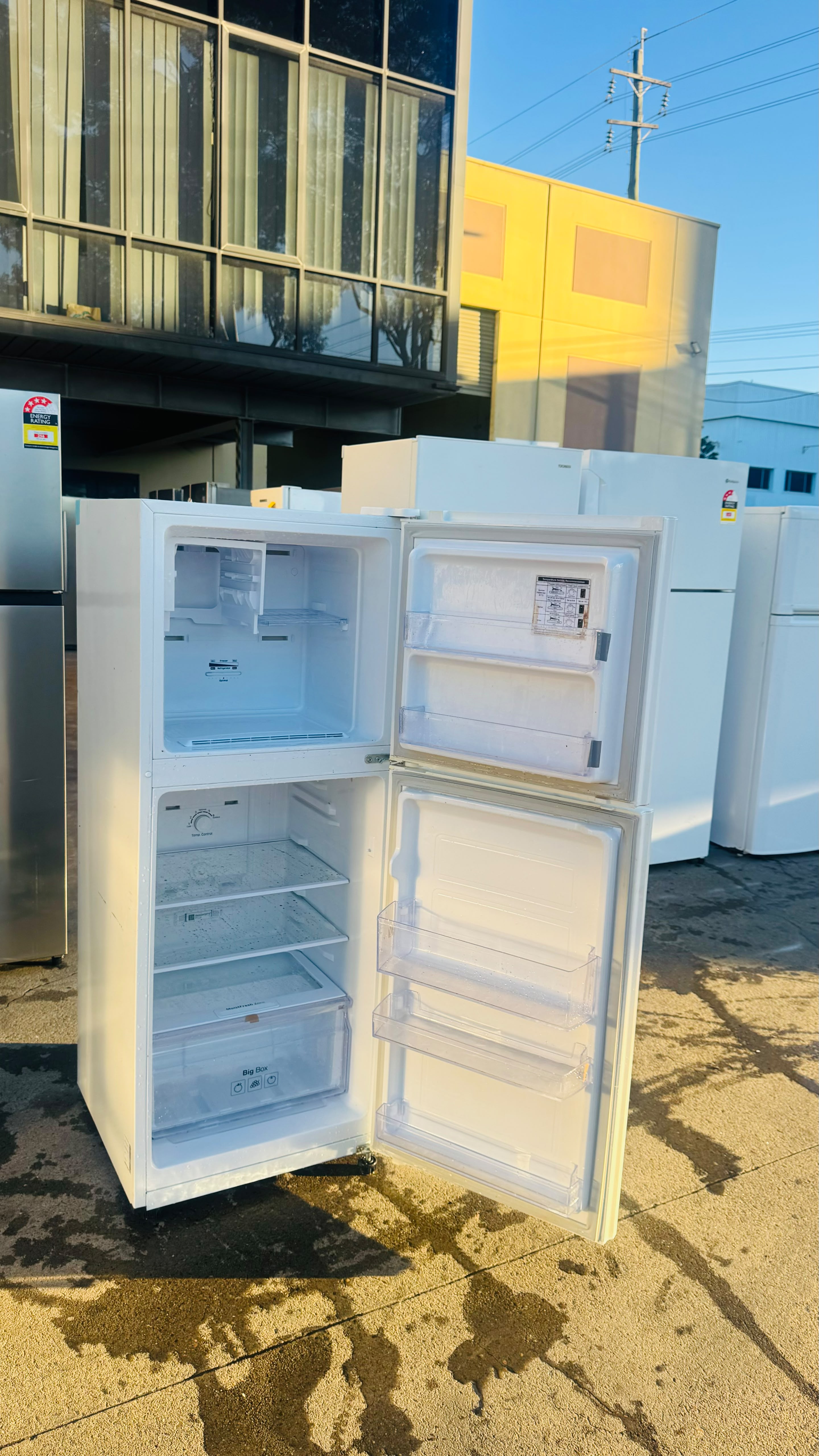 SAMSUNG 255 LITRES FRIDGE FREEZER