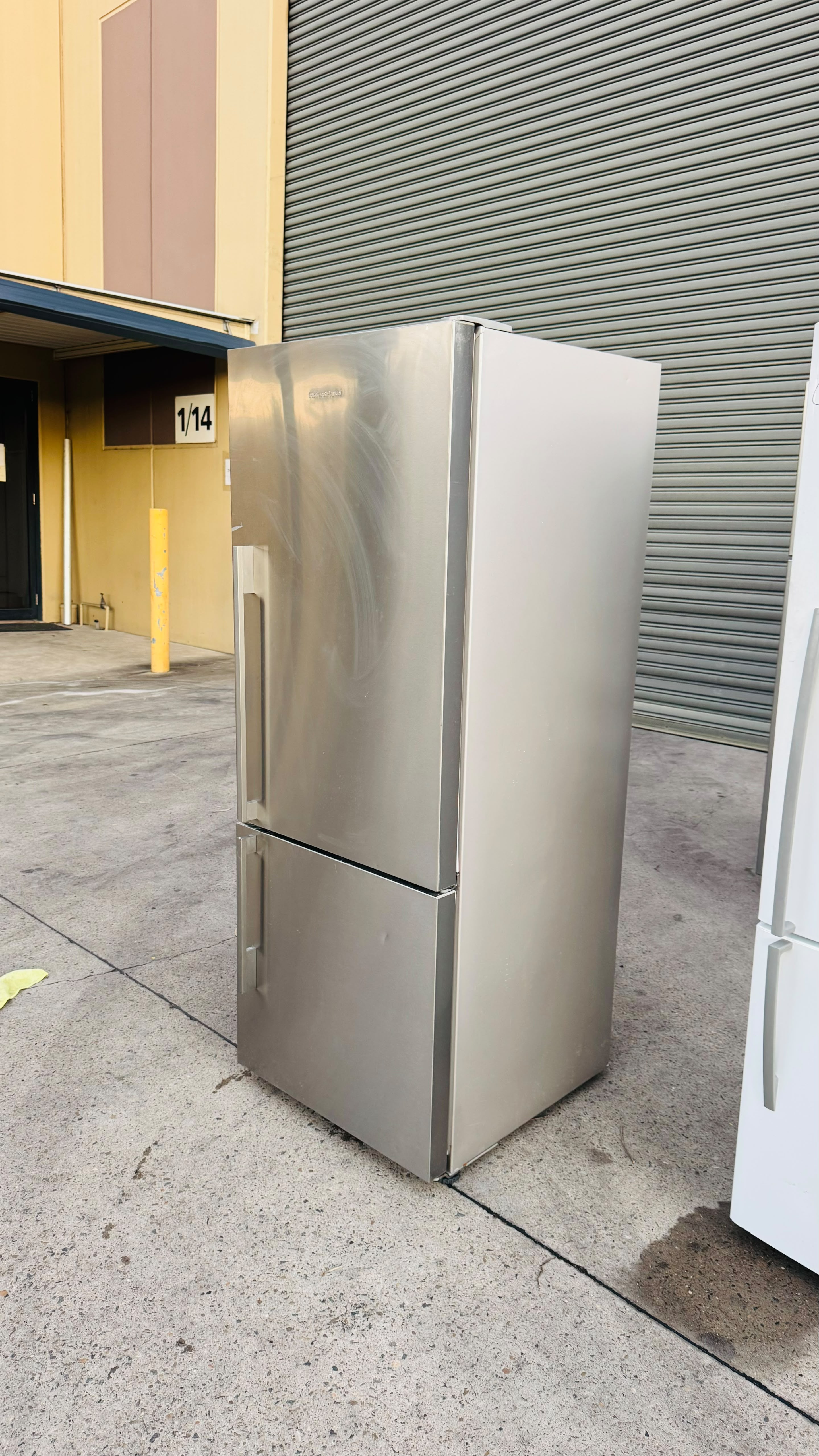 FISHER AND PAYKEL 403 LITRES FRIDGE FREEZER