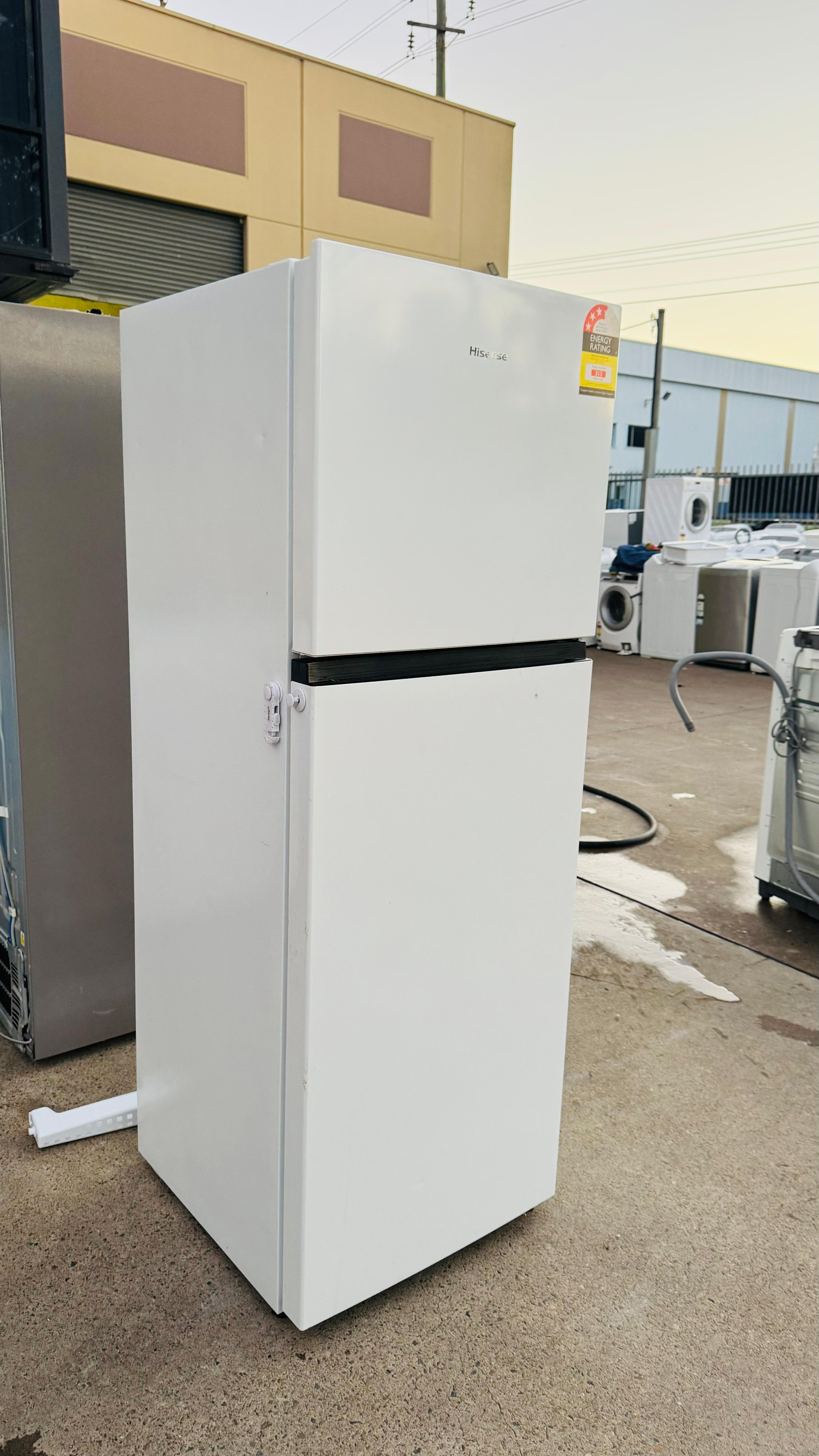 HISENSE 326 LITRES FRIDGE FREEZER