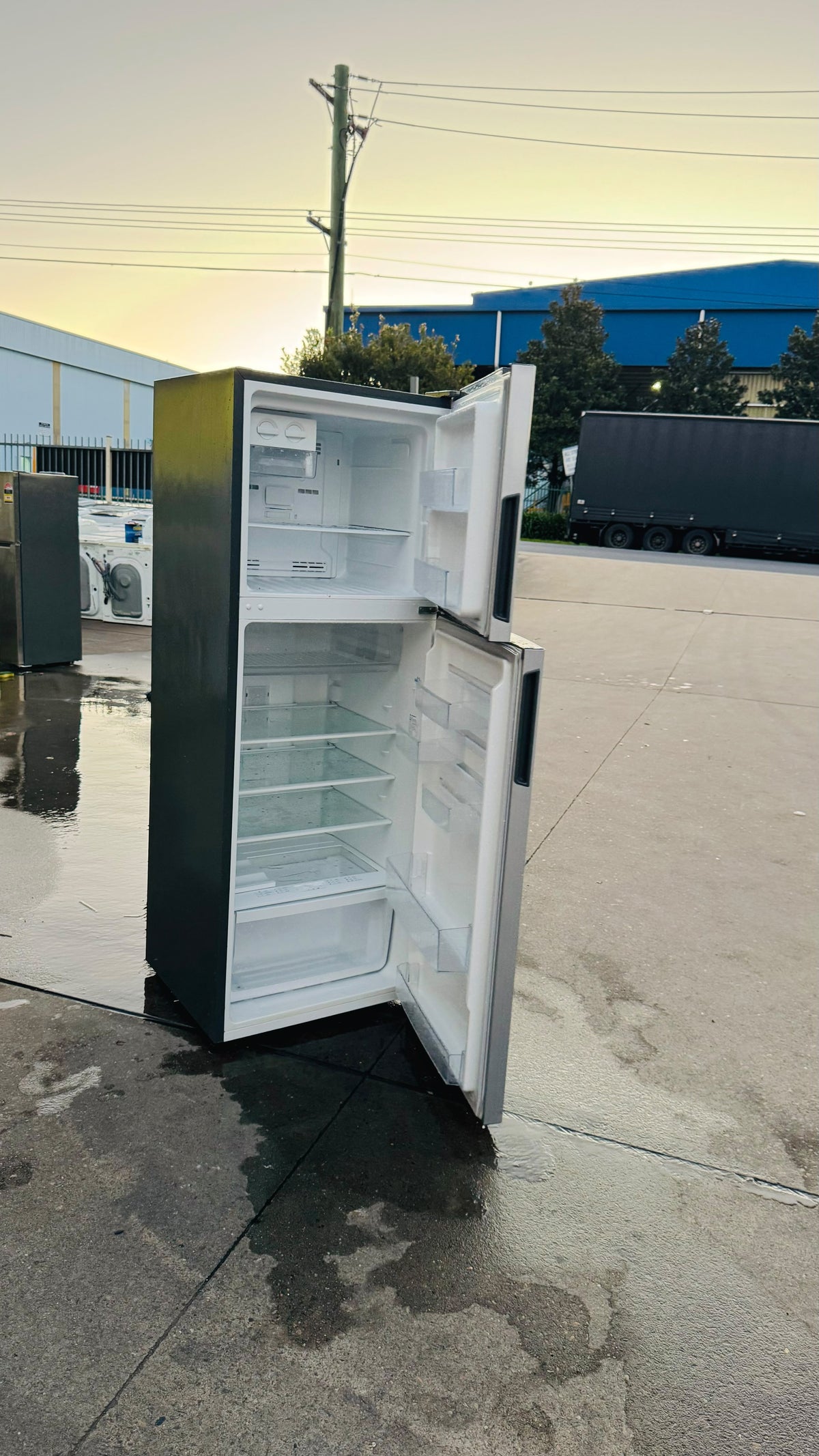 WESTINGHOUSE 339 LITRES FRIDGE FREEZER