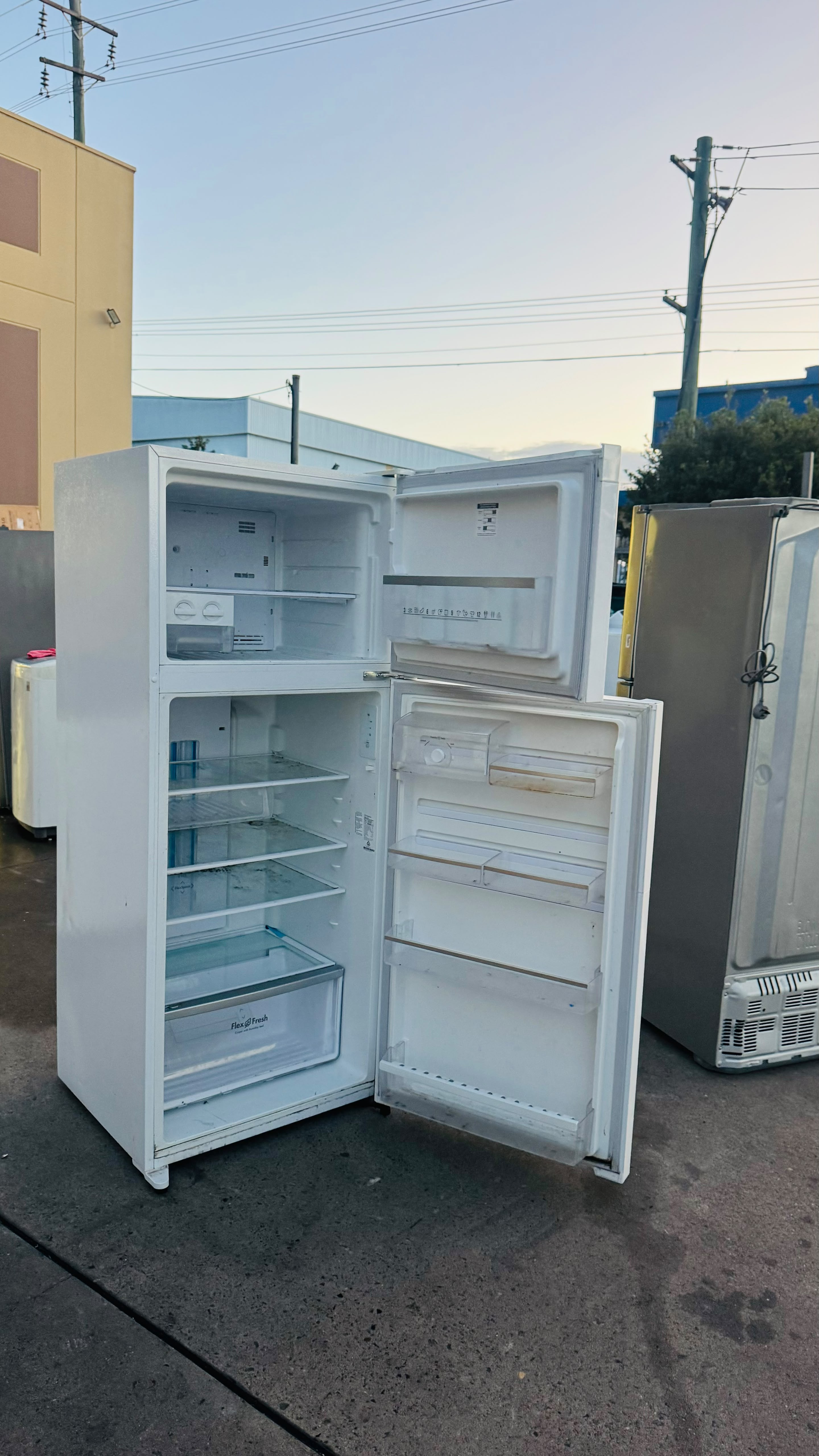 WESTINGHOUSE 462 LITRES FRIDGE FREEZER