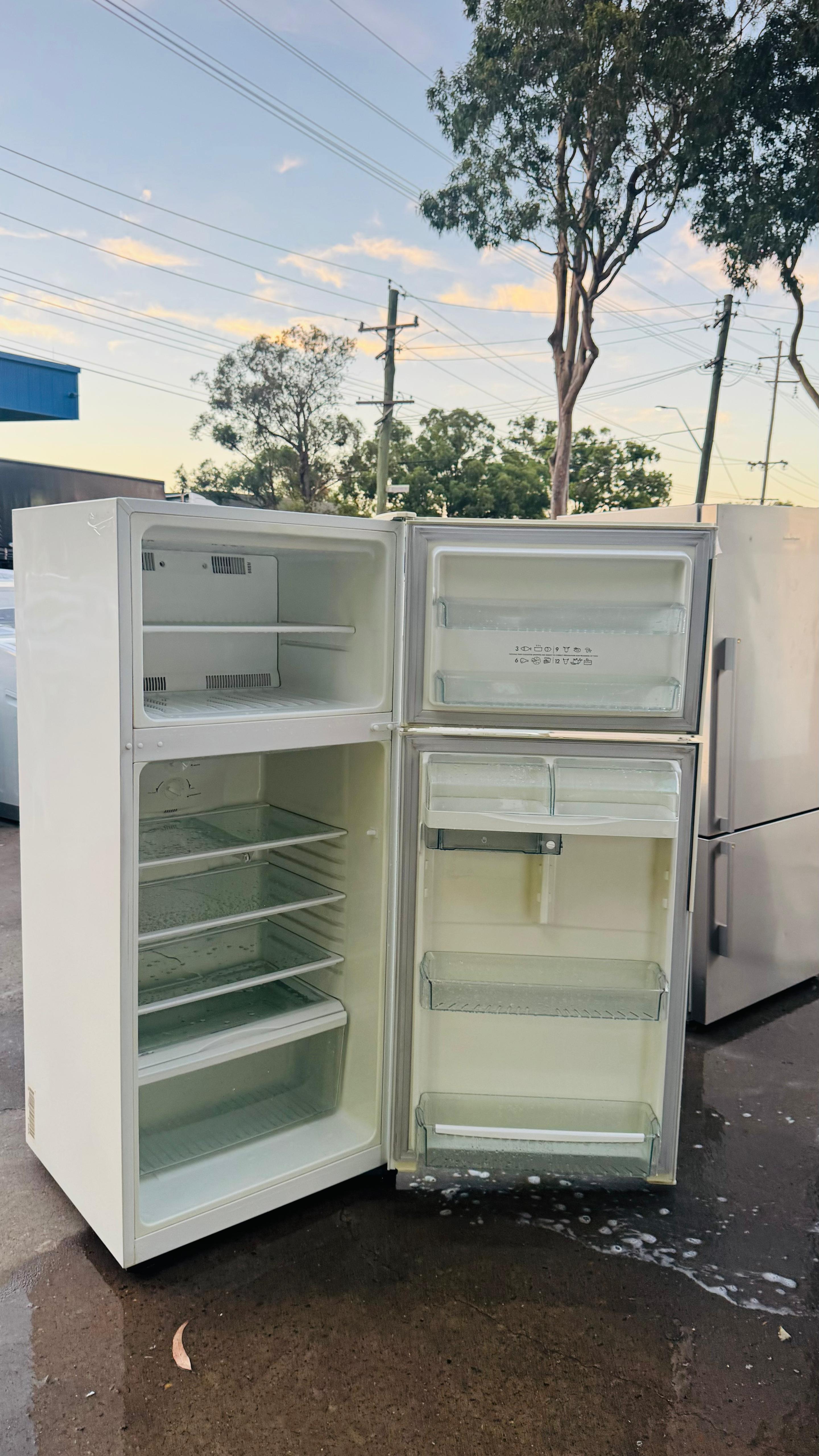 WESTINGHOUSE 416 LITRES FRIDGE FREEZER