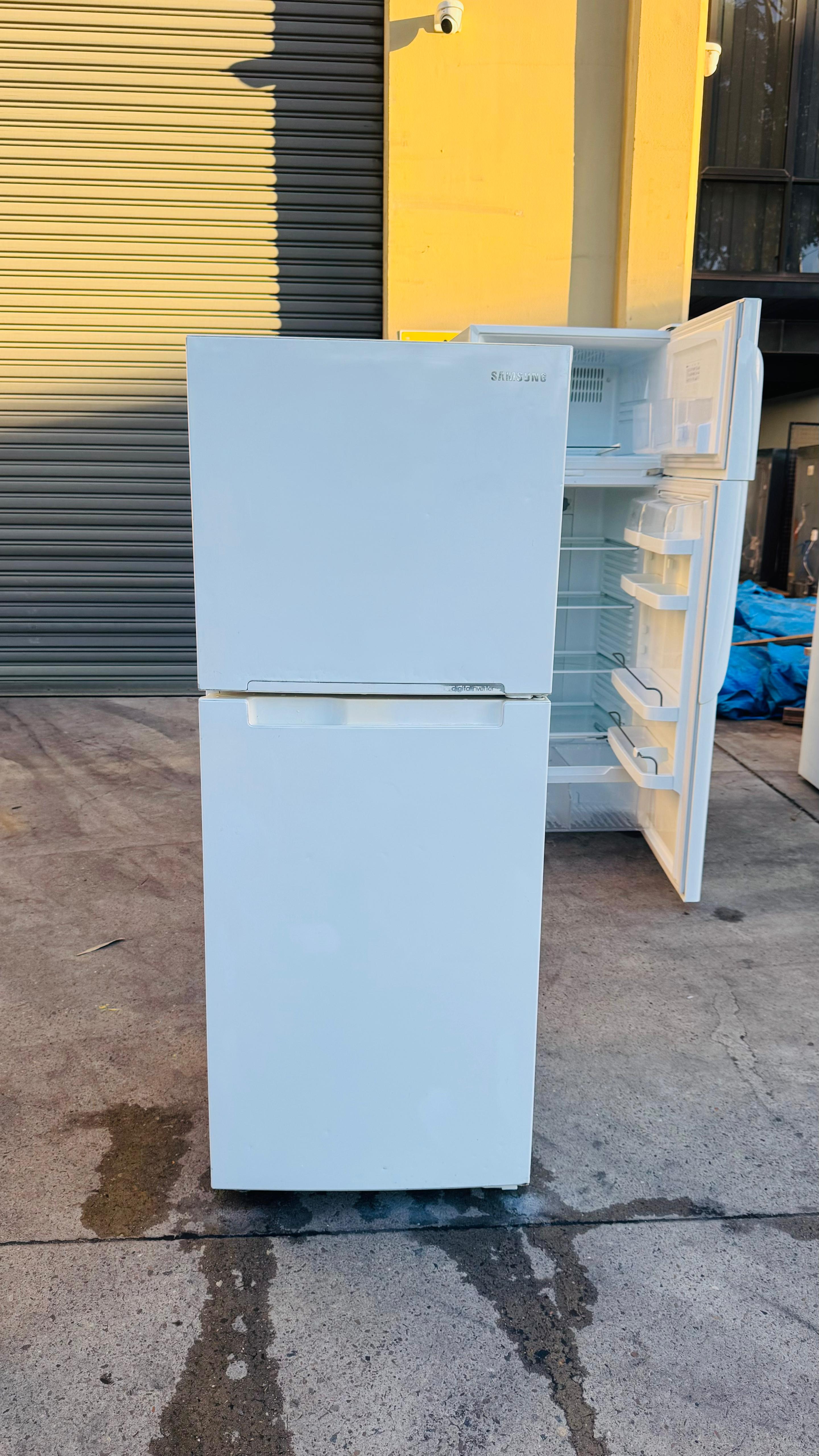 SAMSUNG 228 LITRES FRIDGE FREEZER