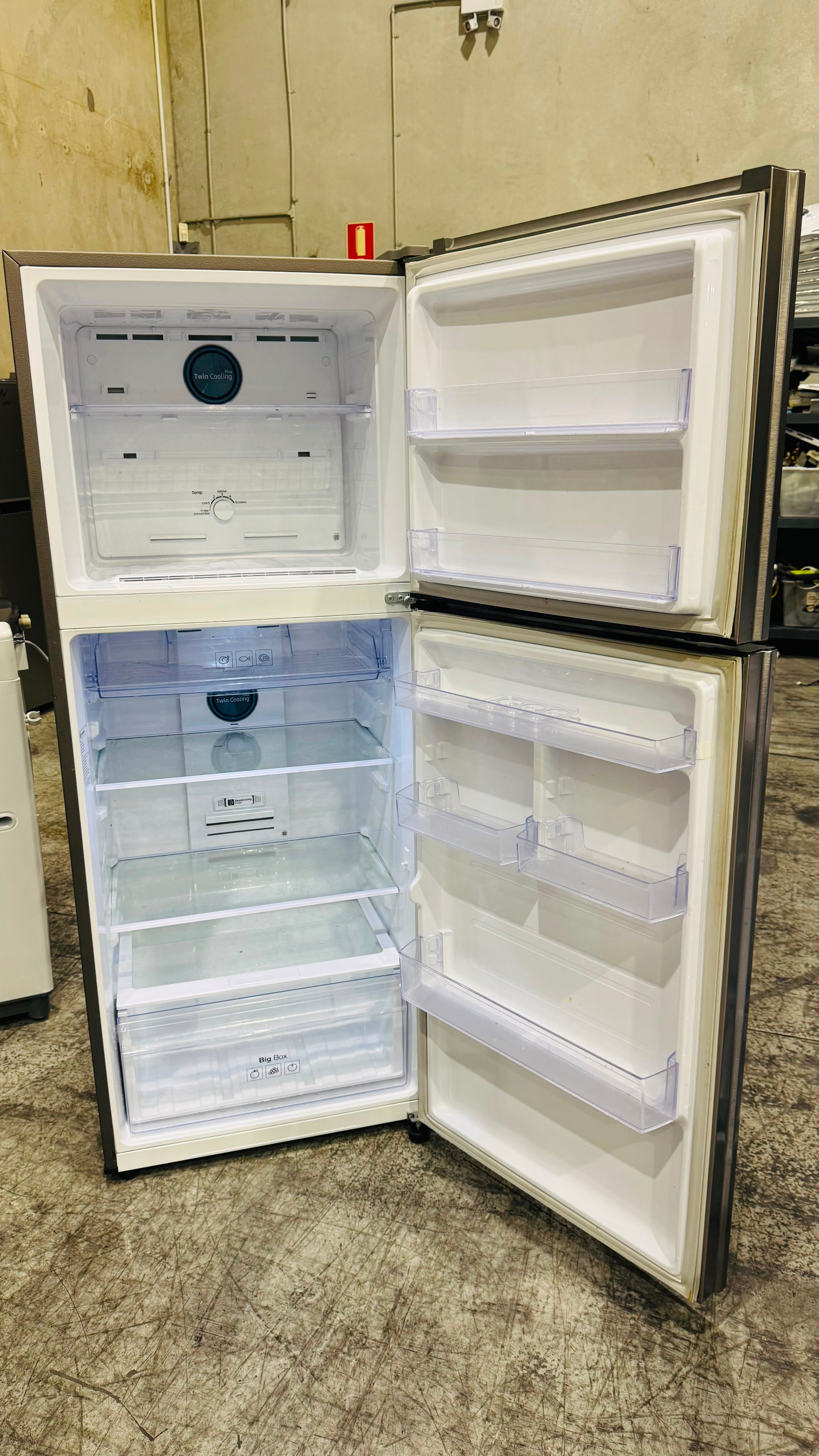 SAMSUNG 343 LITRES FRIDGE FREEZER & LG 8KGS TOP LOADER COMBO