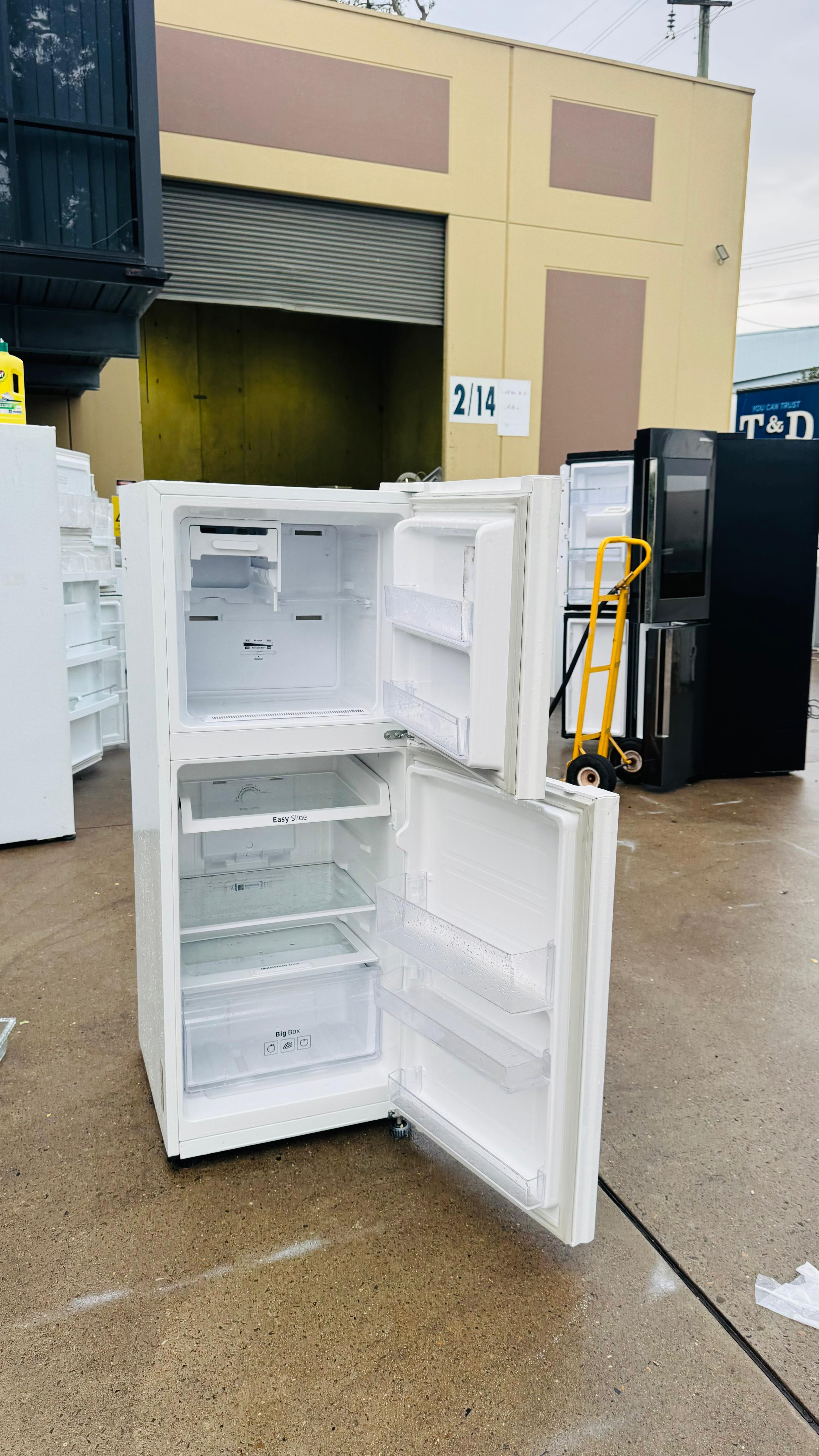 SAMSUNG 228 LITRES FRIDGE FREEZER