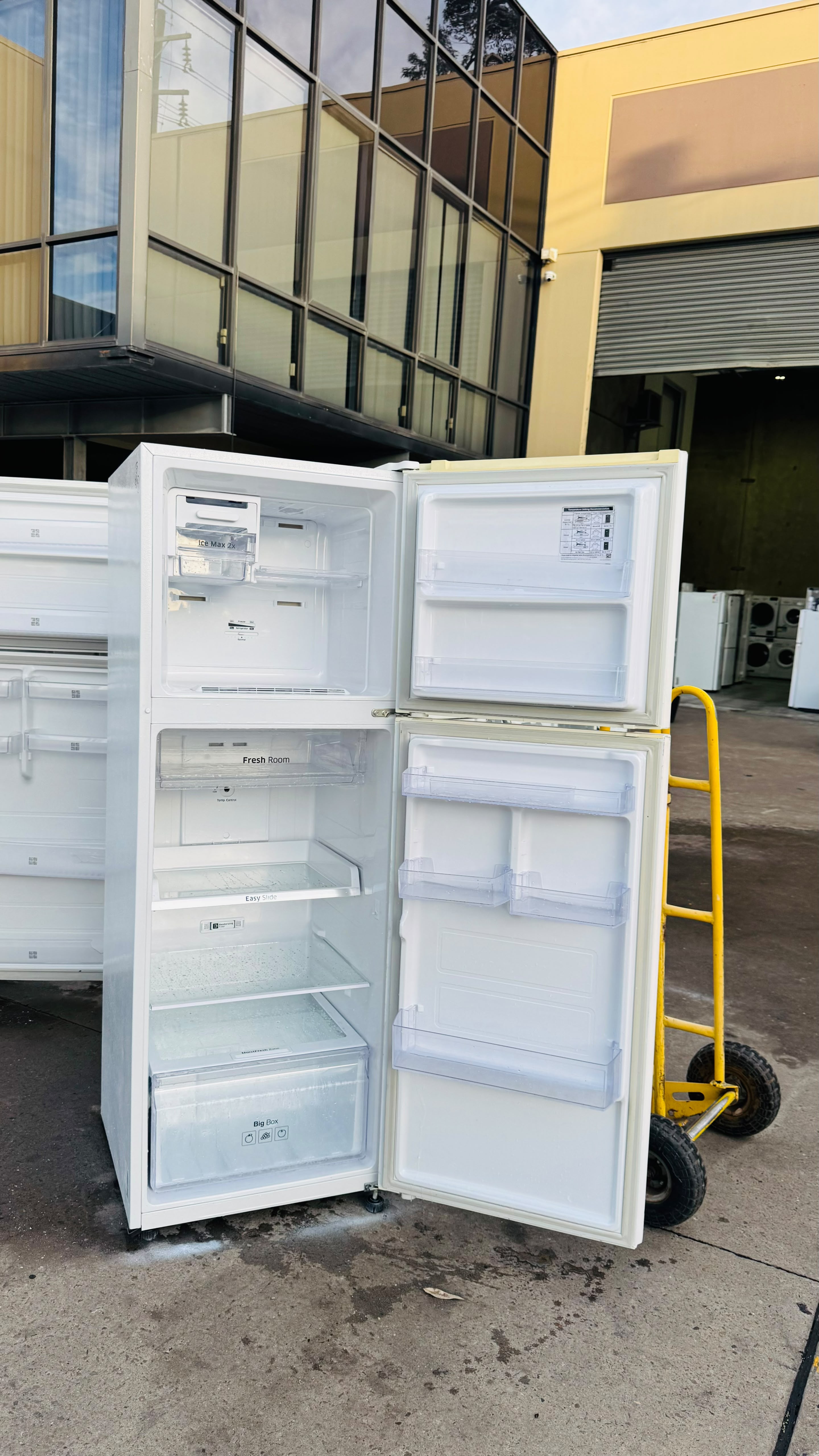 SAMSUNG 341 LITRES FRIDGE FREEZER