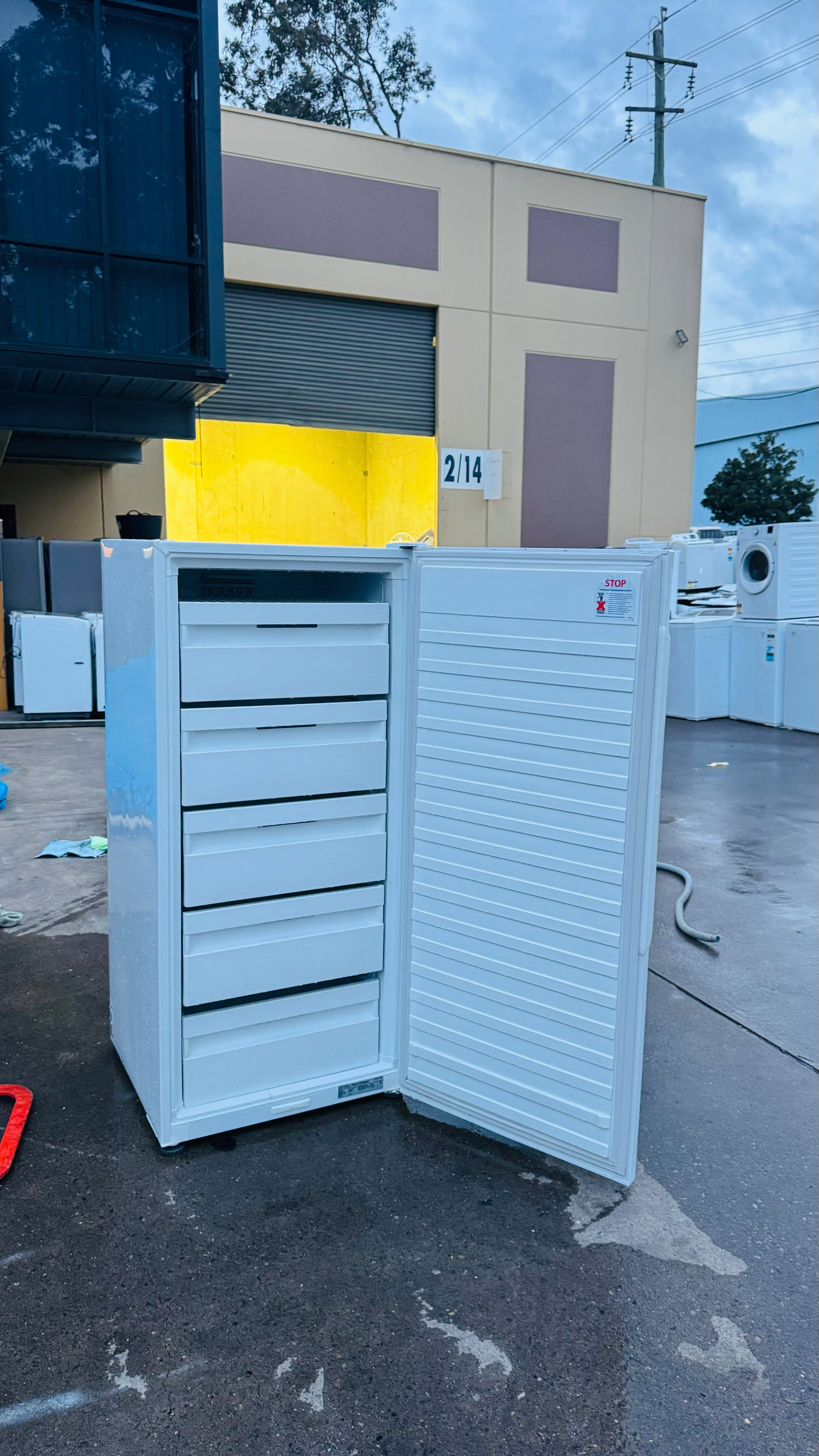 FISHER AND PAYKEL 304 LITRES FREEZER ONLY
