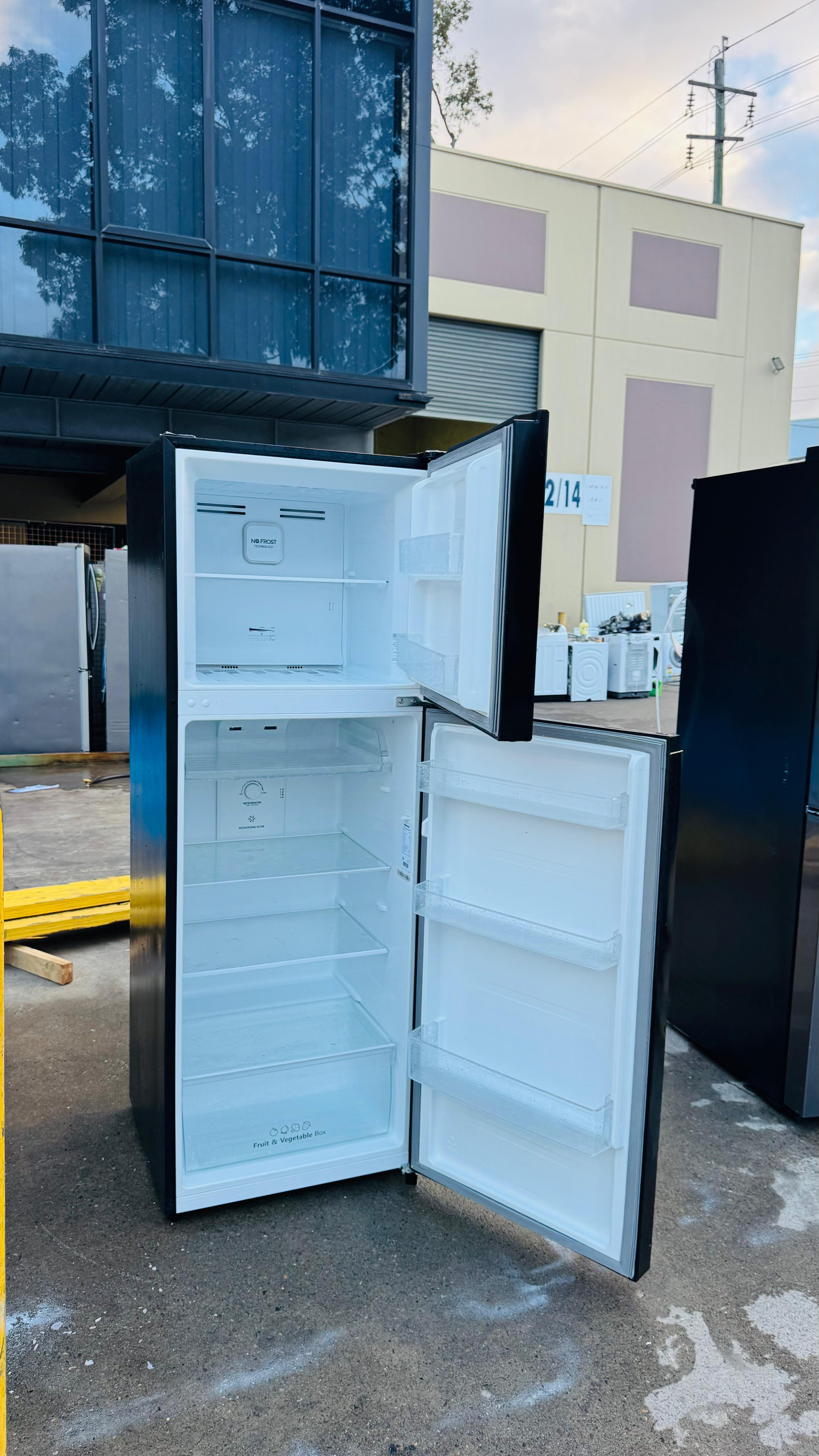 HISENSE 326 LITRES FRIDGE FREEZER
