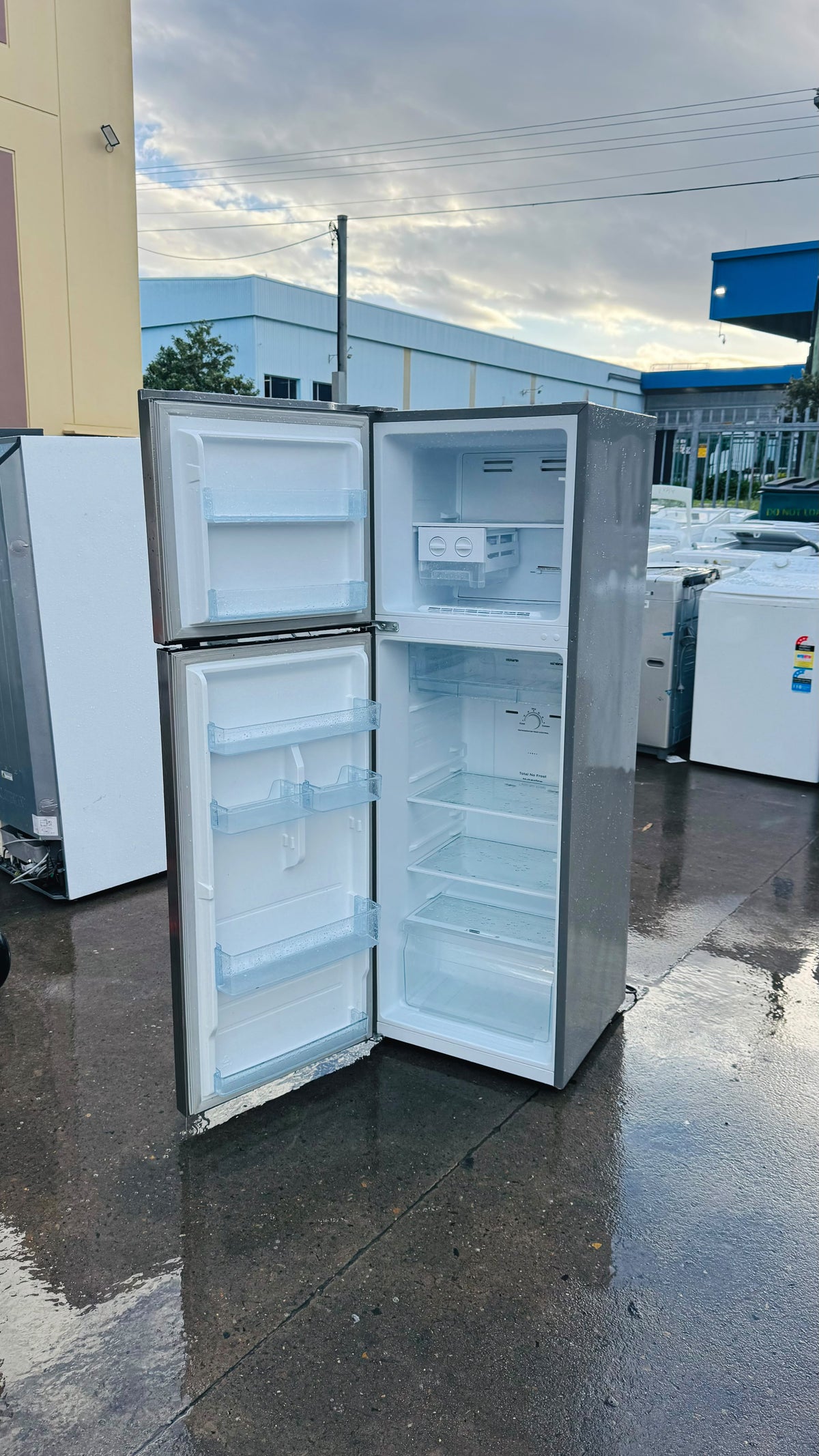HISENSE 272 LITRES FRIDGE FREEZER