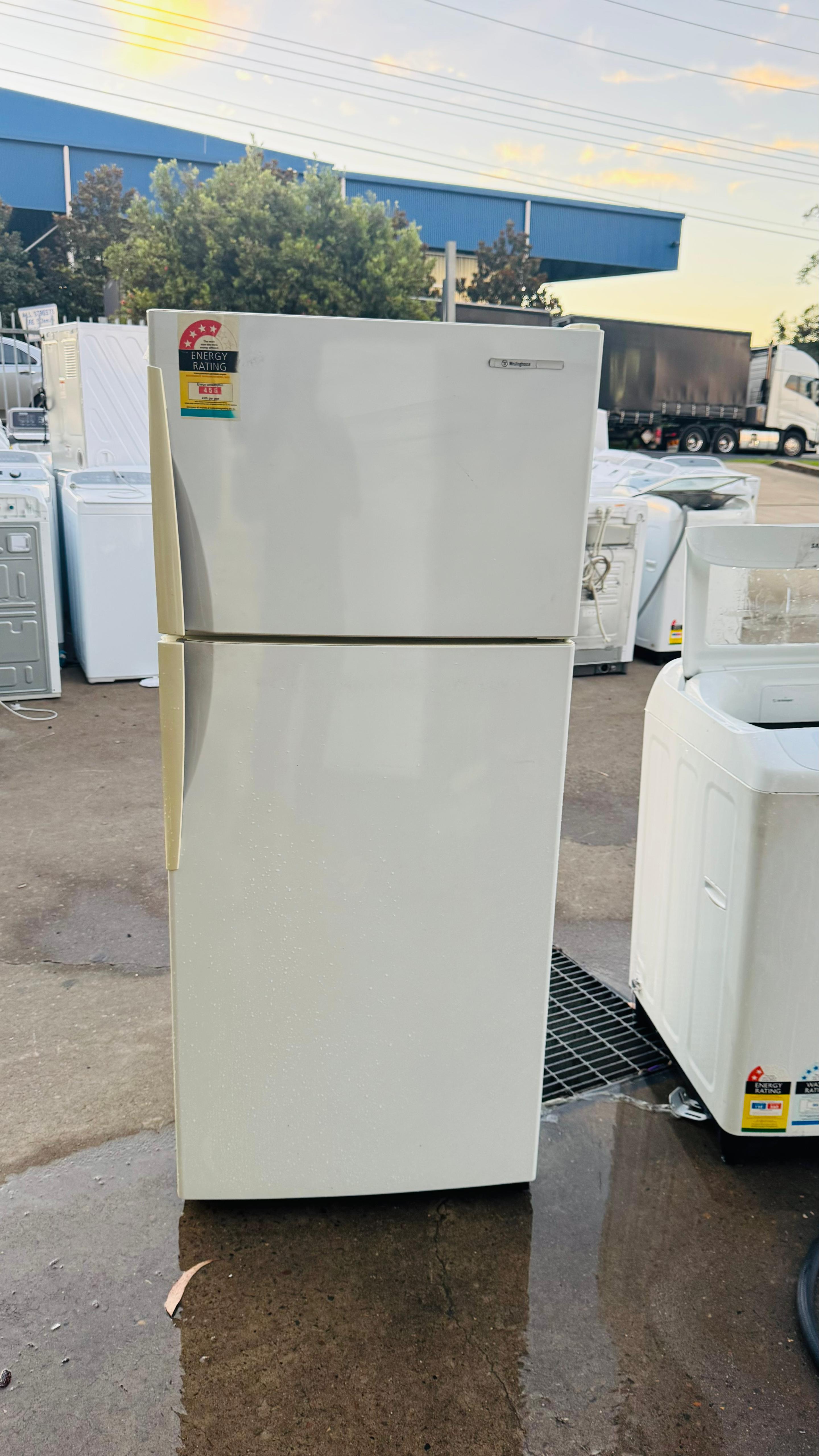 WESTINGHOUSE 416 LITRES FRIDGE FREEZER