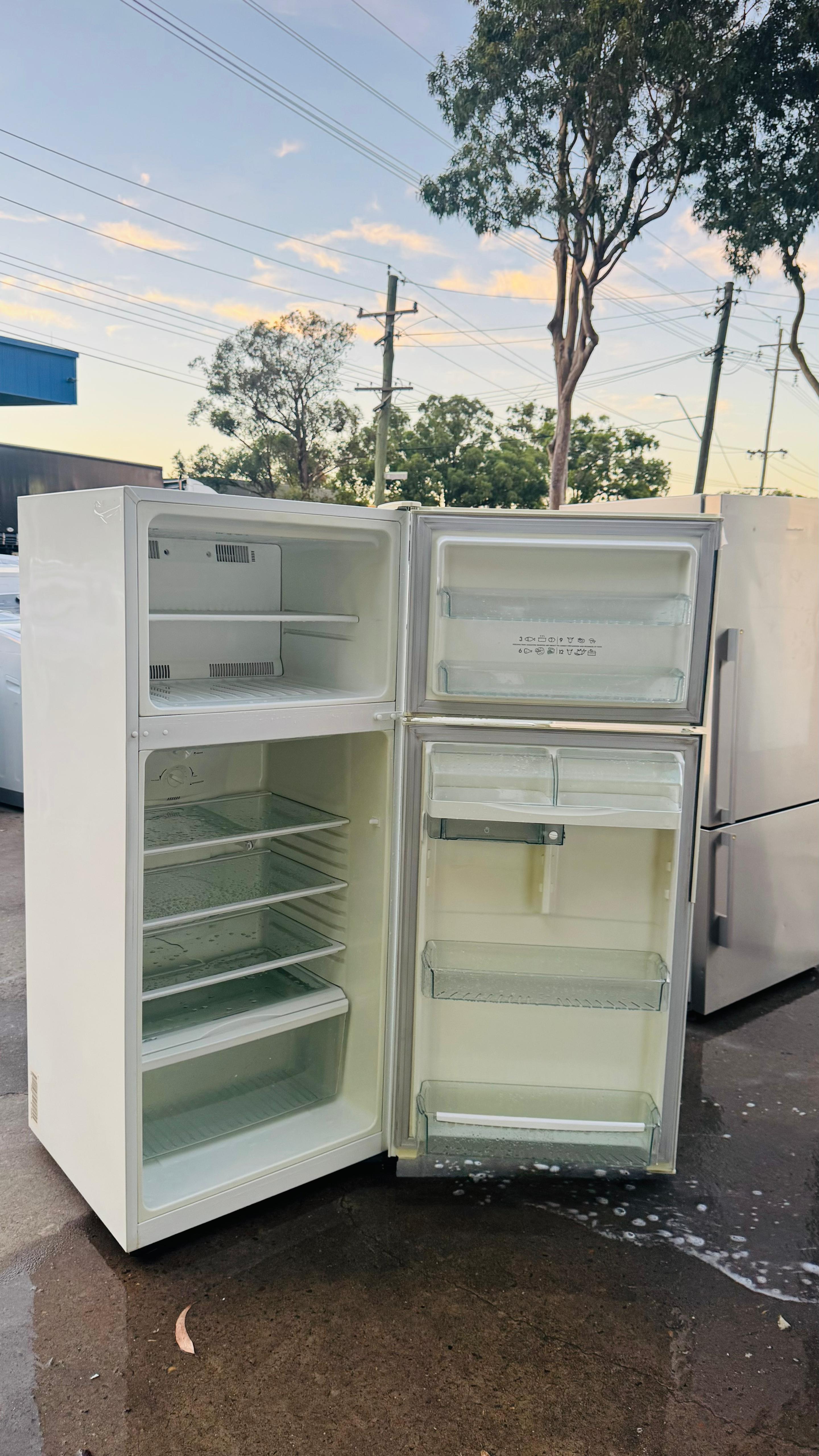 WESTINGHOUSE 416 LITRES FRIDGE FREEZER