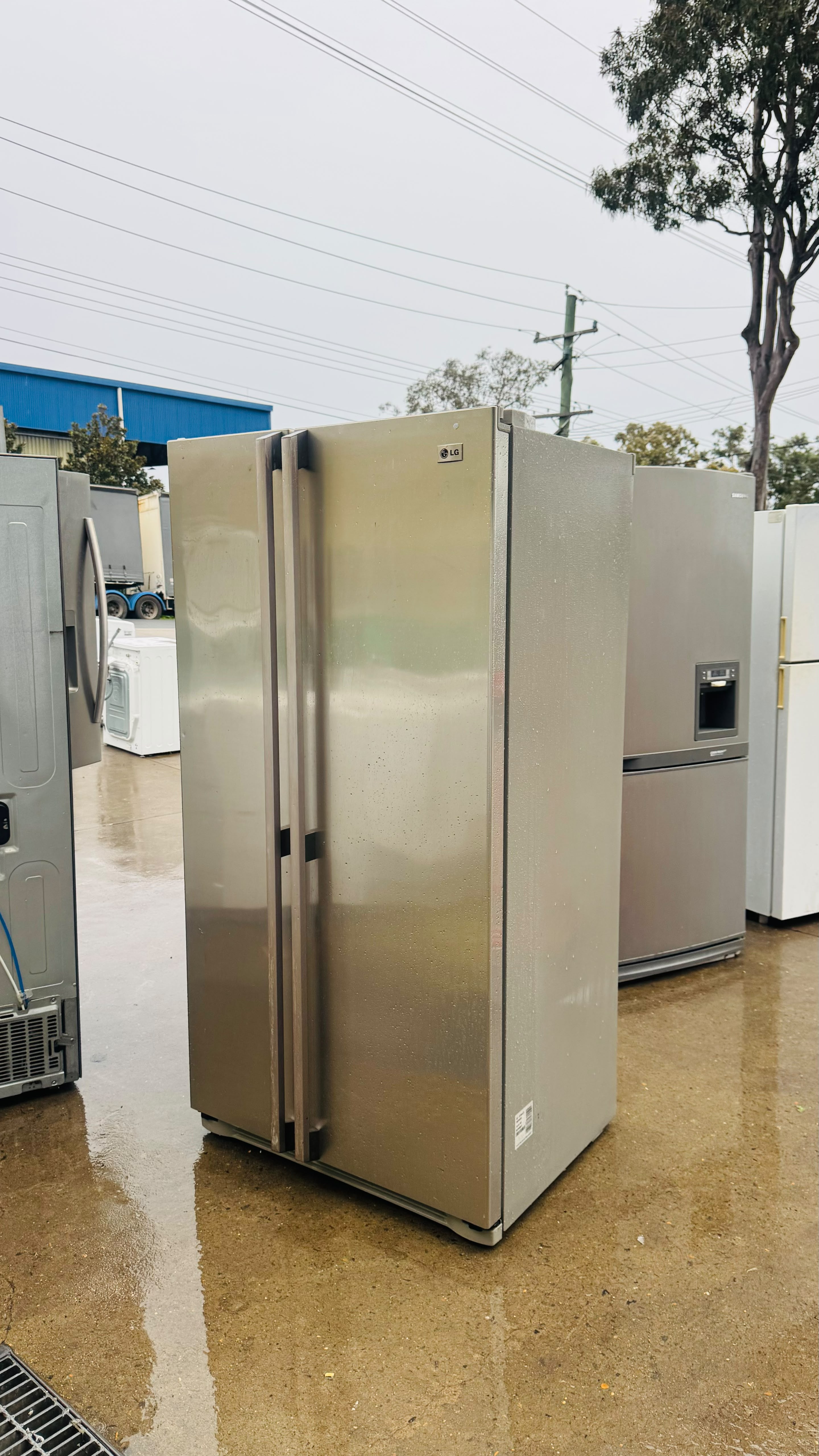 LG 581 LITRES SIDE BY SIDE FRIDGE FREEZER