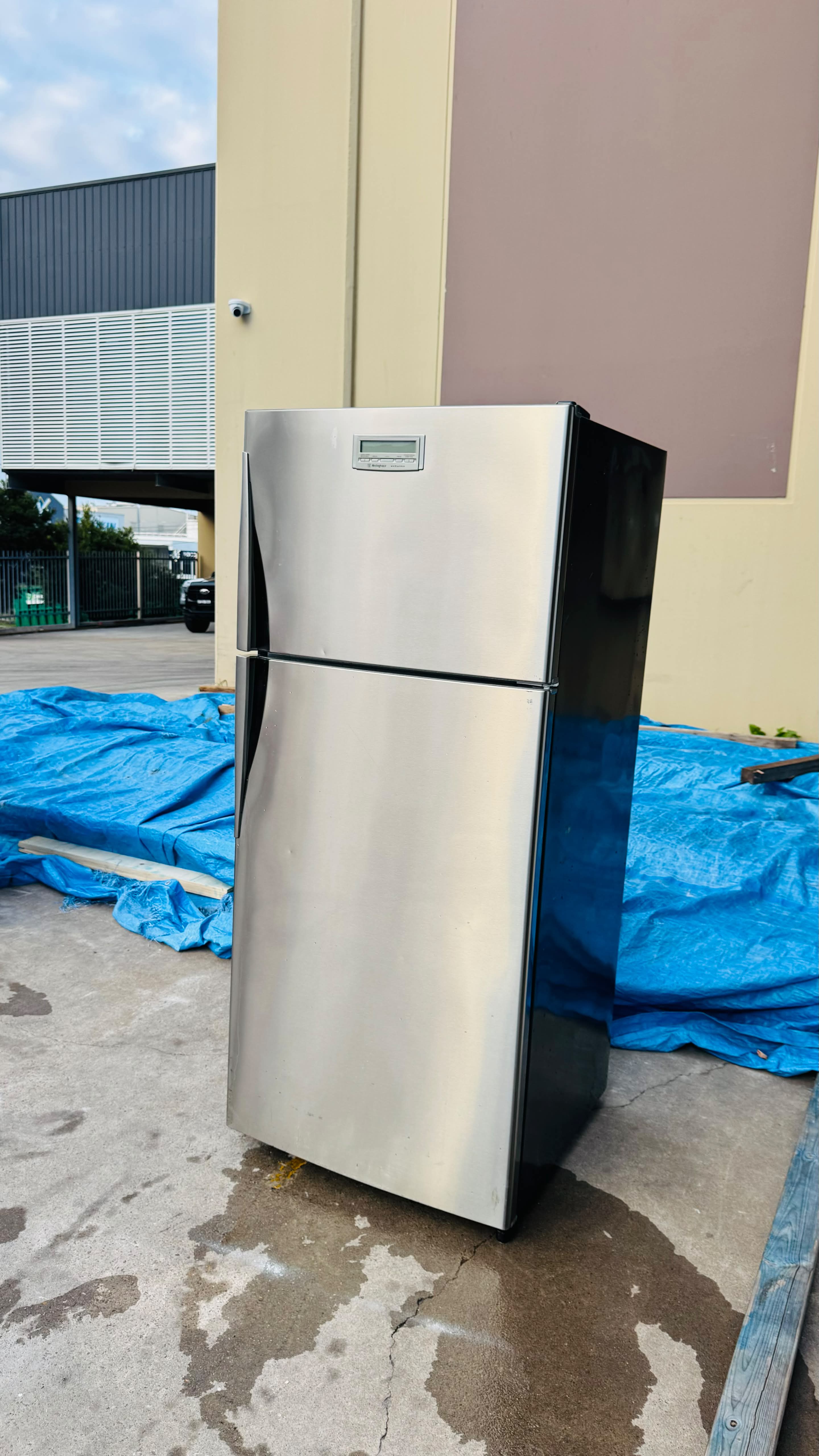 WESTINGHOUSE 416 LITRES FRIDGE FREEZER
