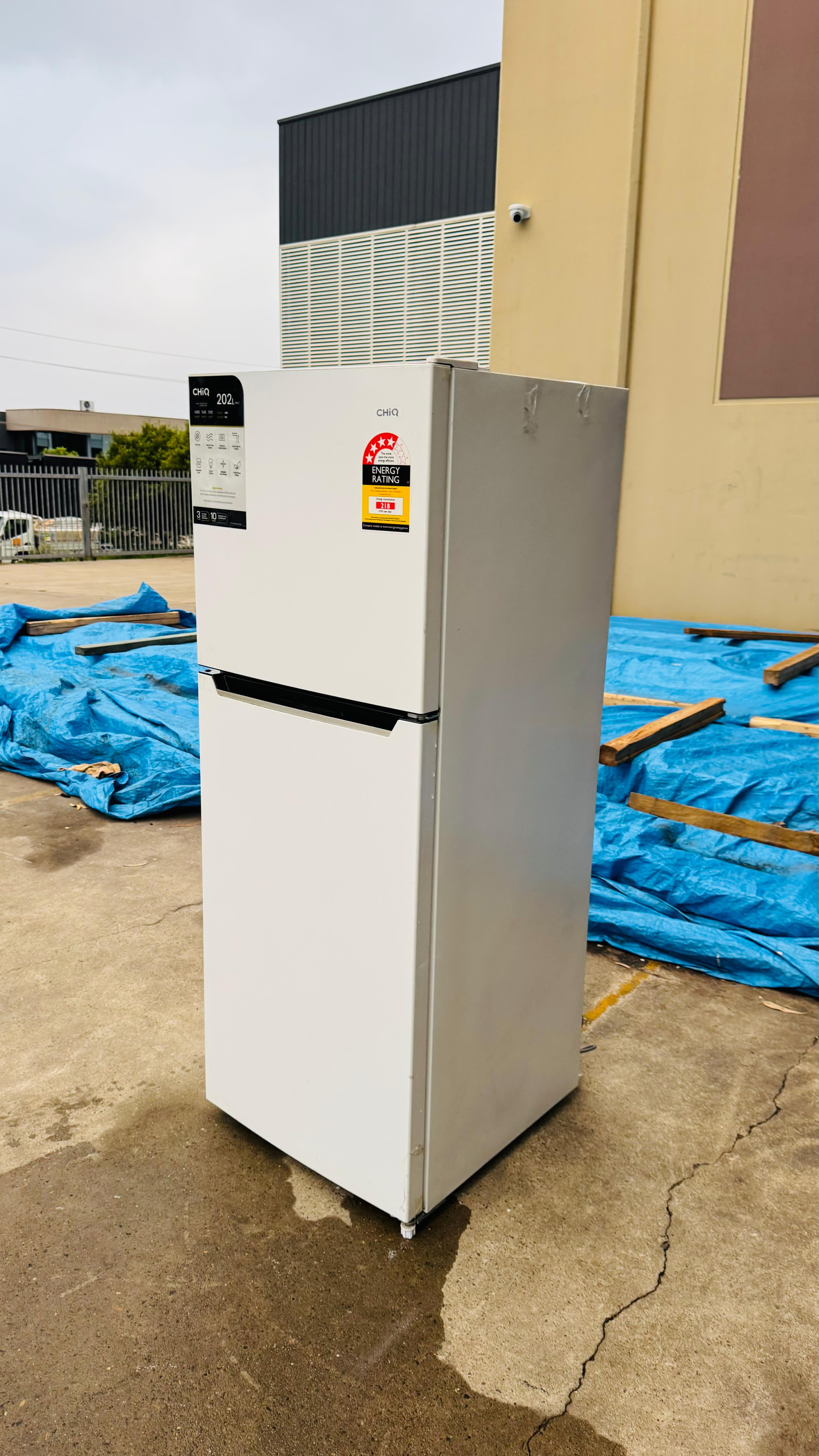CHIQ 202 LITRES FRIDGE FREEZER