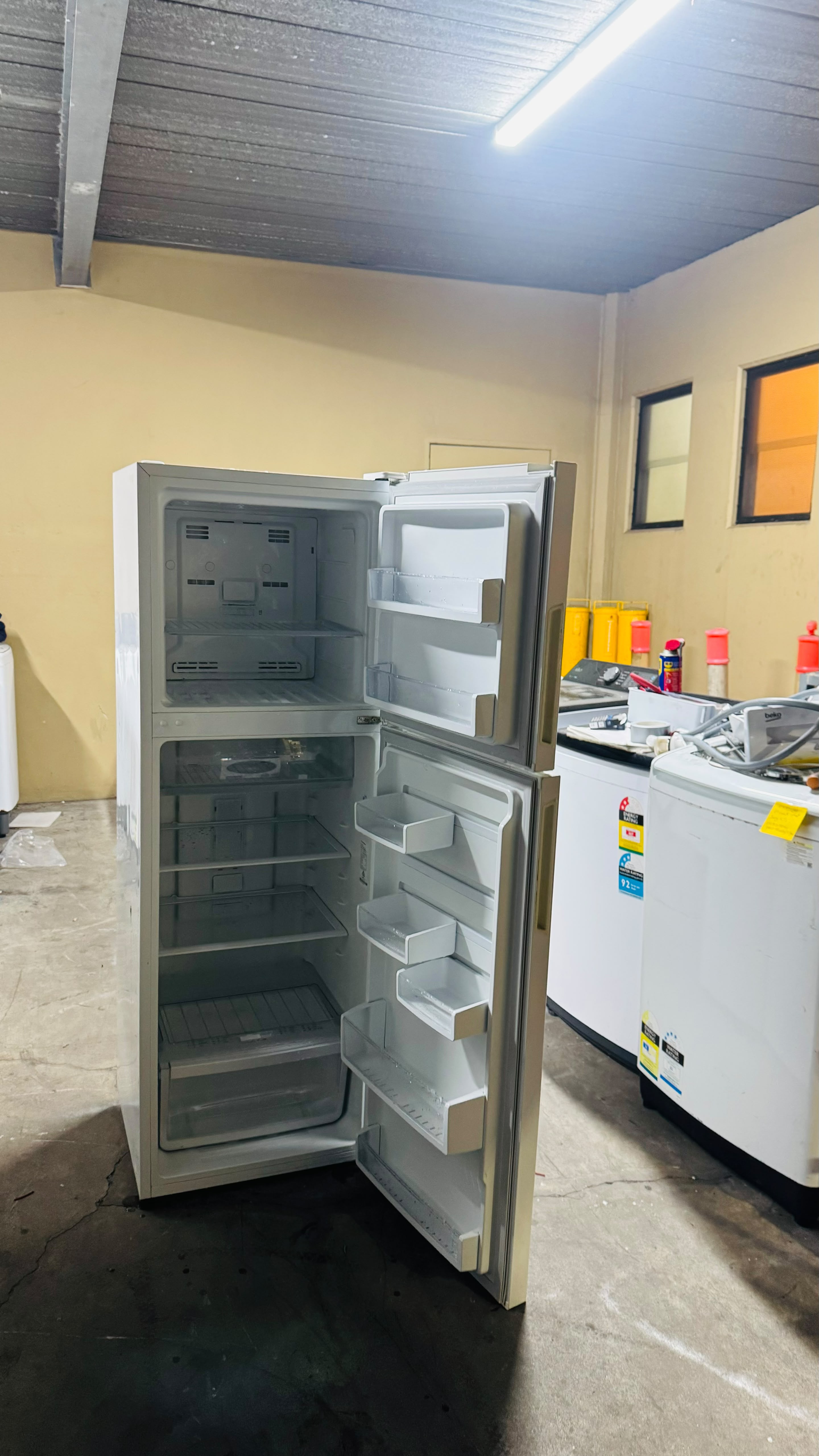WESTINGHOUSE 275 LITRES FRIDGE FREEZER