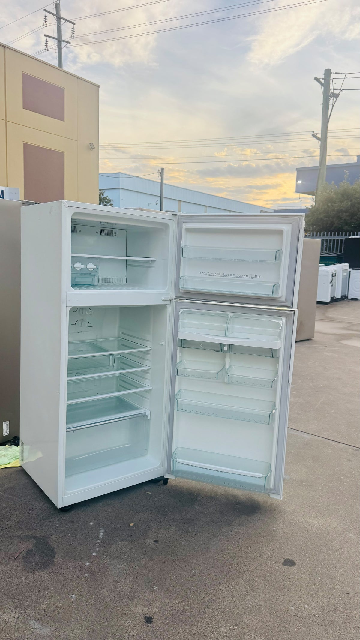 WESTINGHOUSE 420 LITRES FRIDGE FREEZER