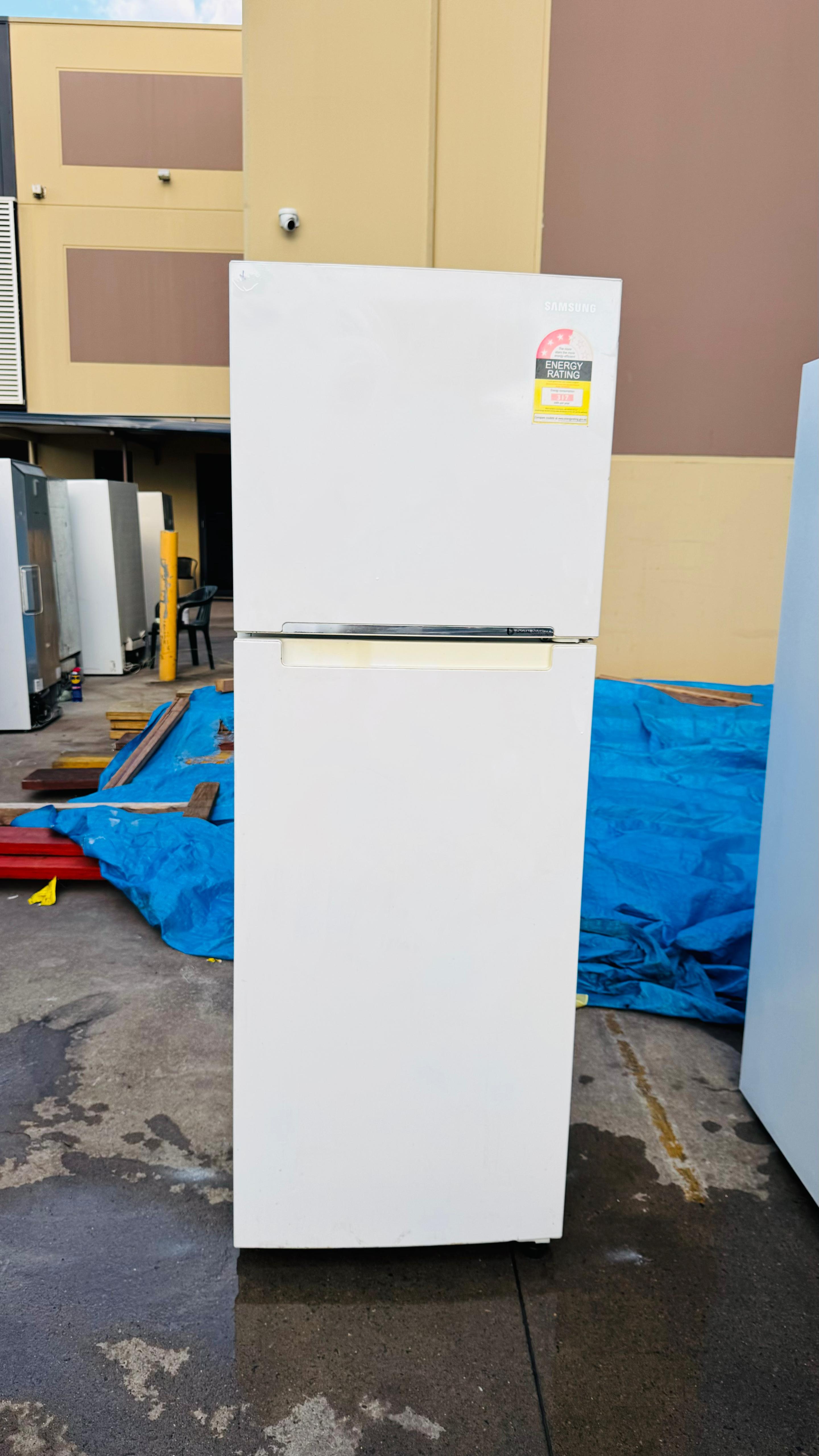 SAMSUNG 341 LITRES FRIDGE FREEZER