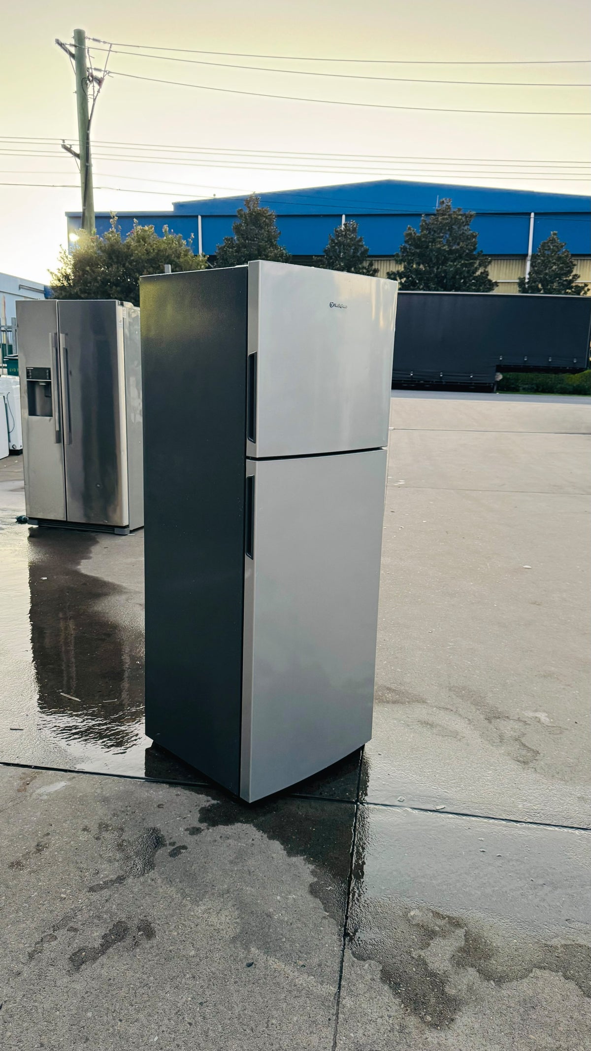 WESTINGHOUSE 339 LITRES FRIDGE FREEZER