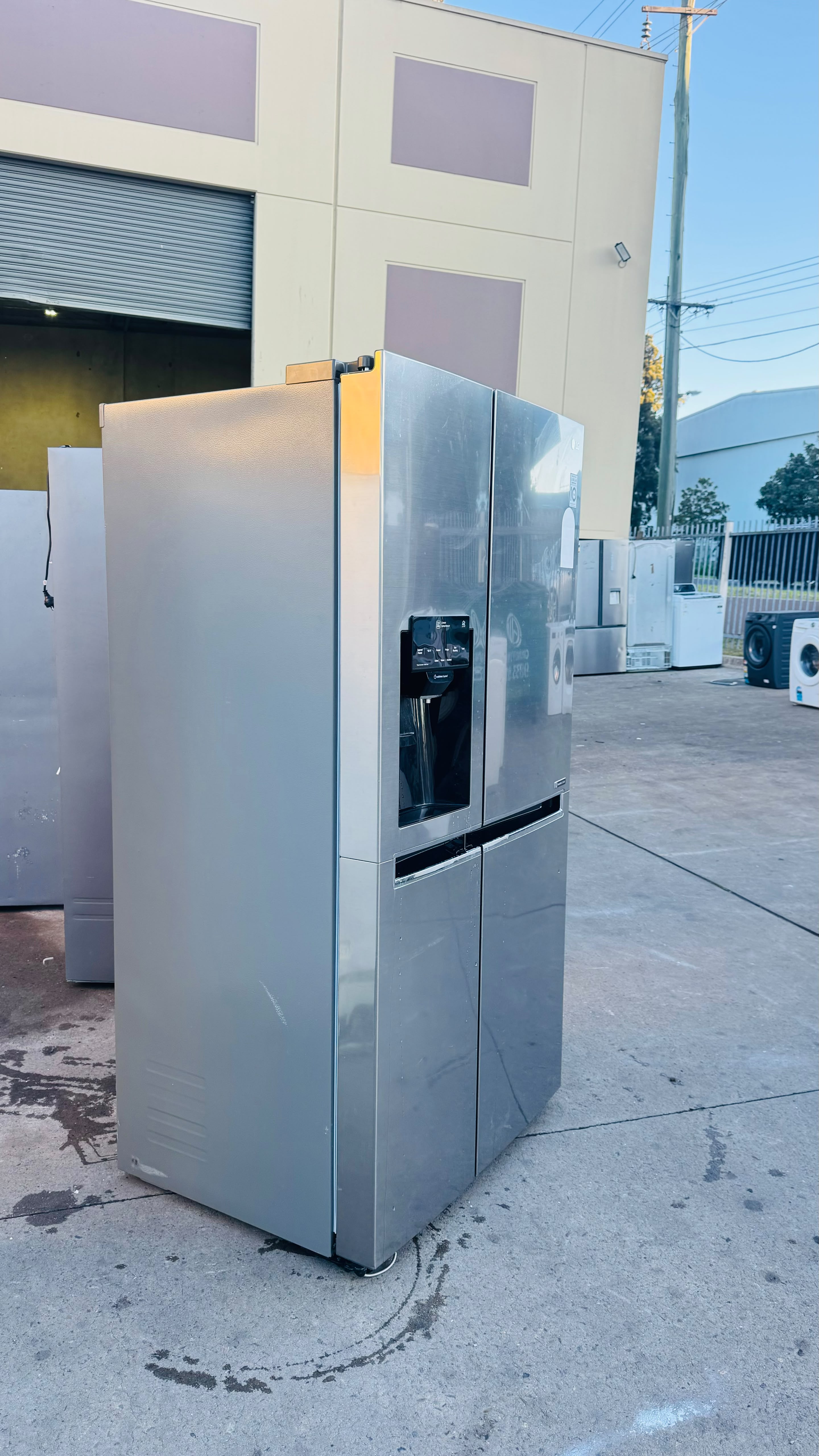 LG 668 SIDE BY SIDE LITRES FRIDGE FREEZER