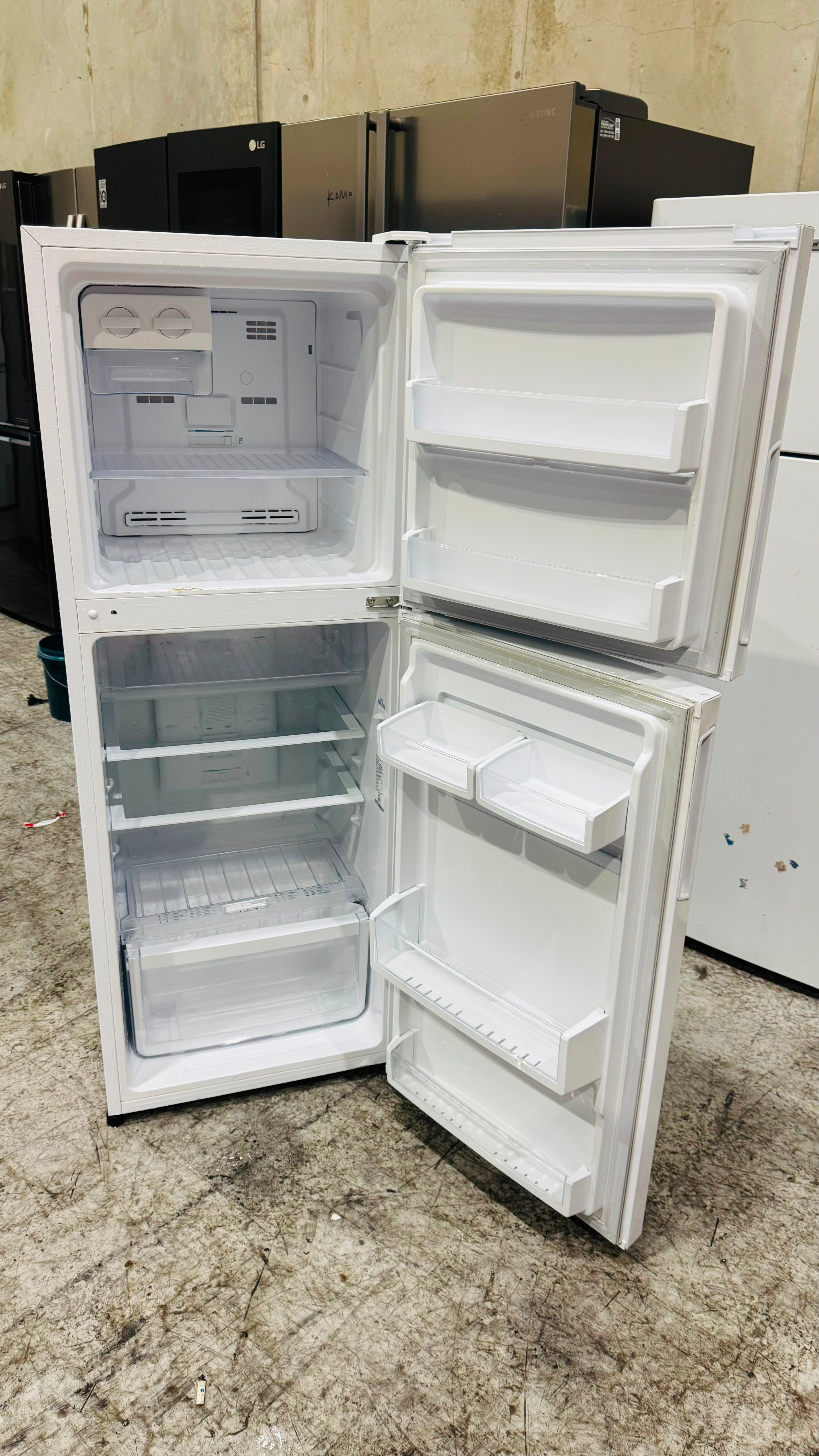 WESTINGHOUSE 246 LITRES FRIDGE FREEZER