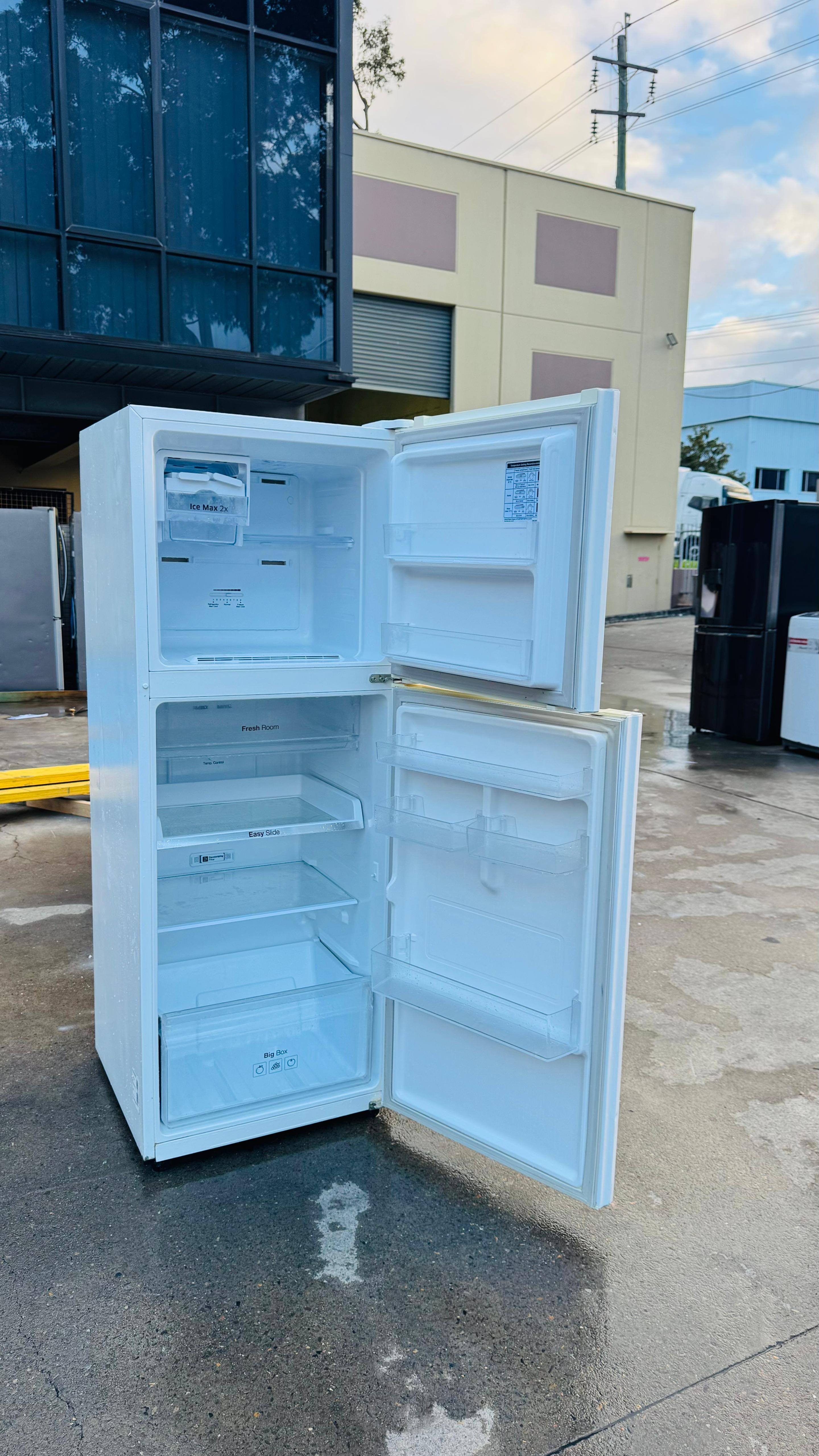 SAMSUNG 320 LITRES FRIDGE FREEZER