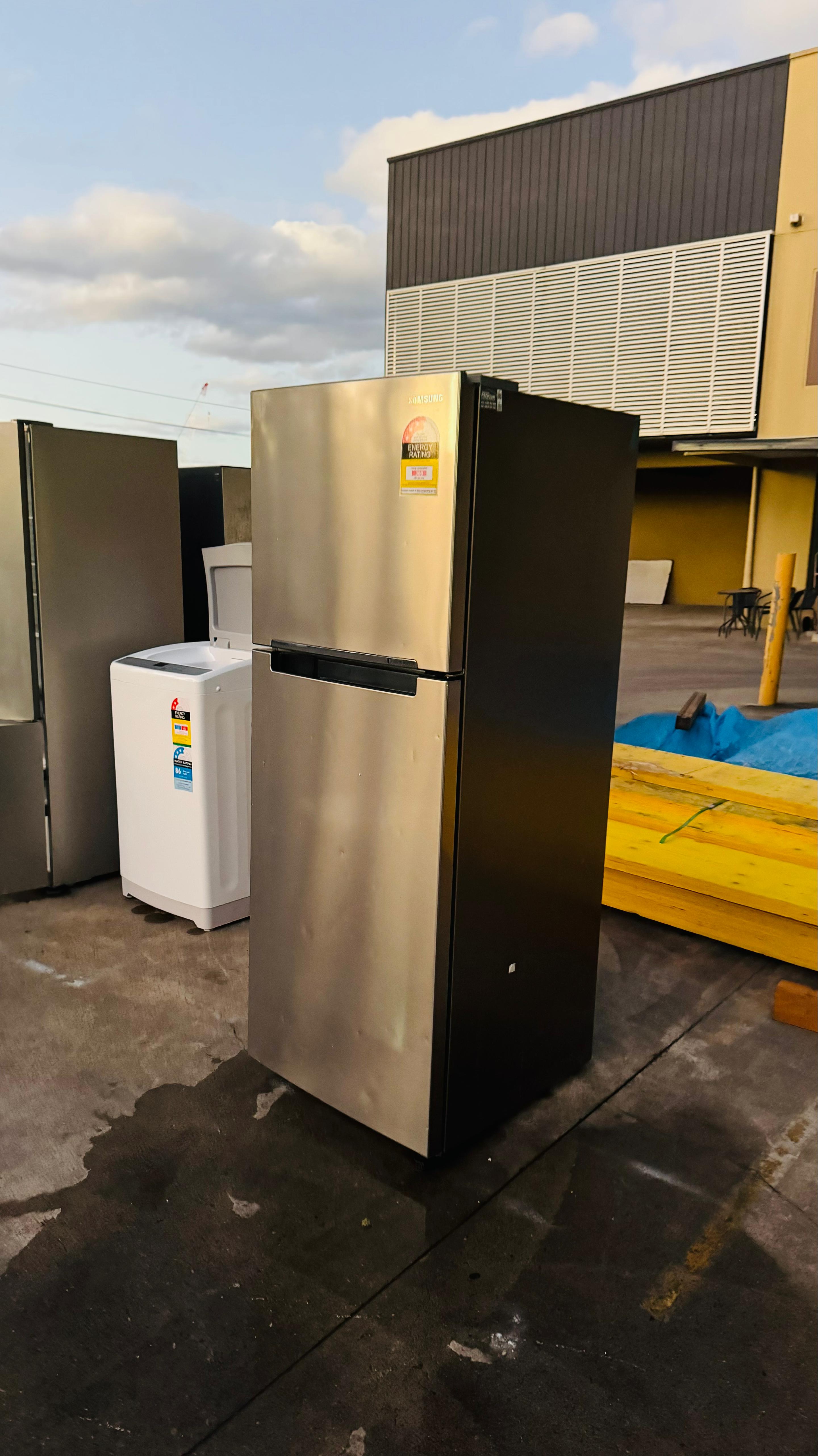 SAMSUNG 320 LITRES FRIDGE FREEZER