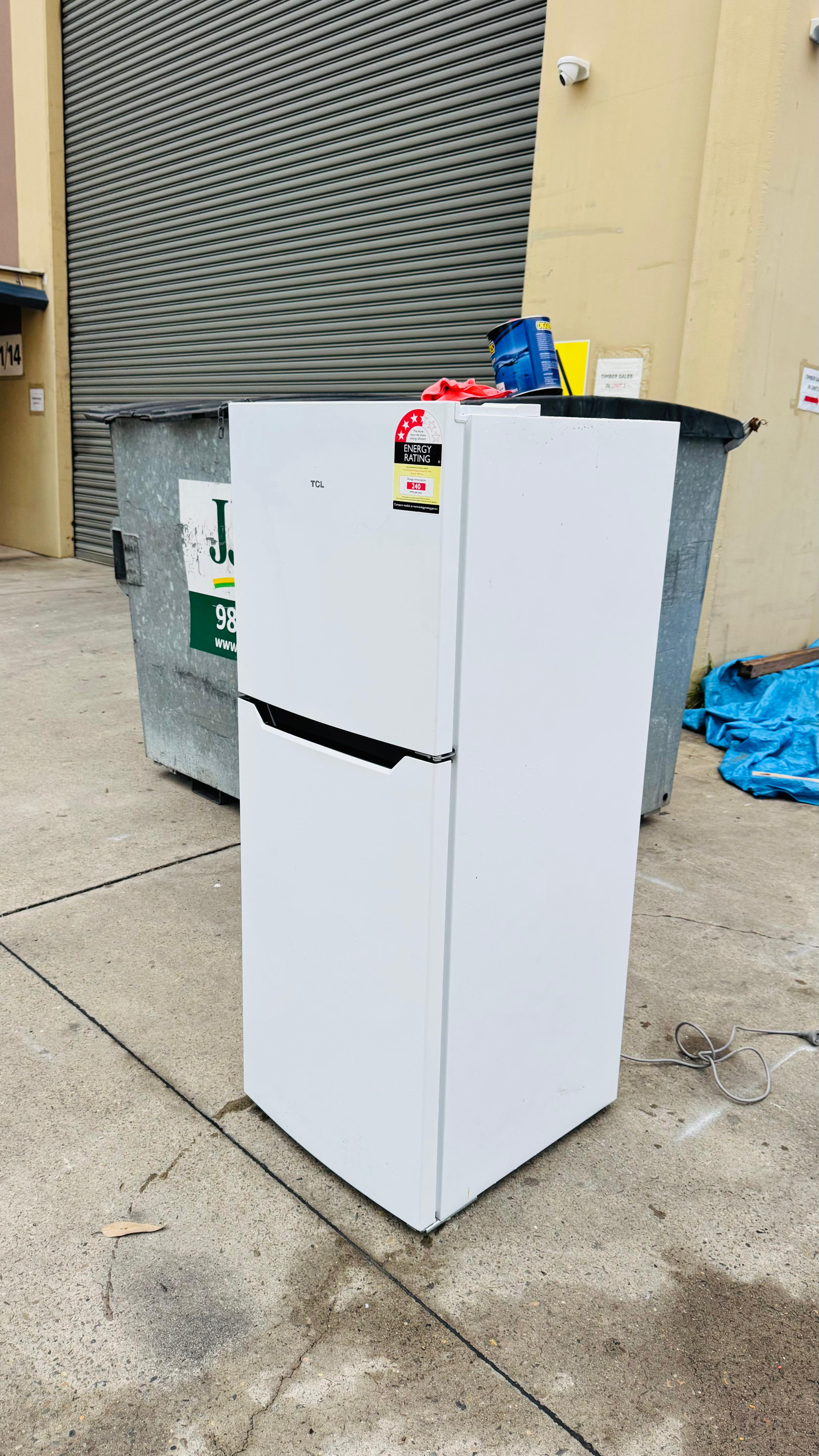 TCL 221 LITRES FRIDGE FREEZER
